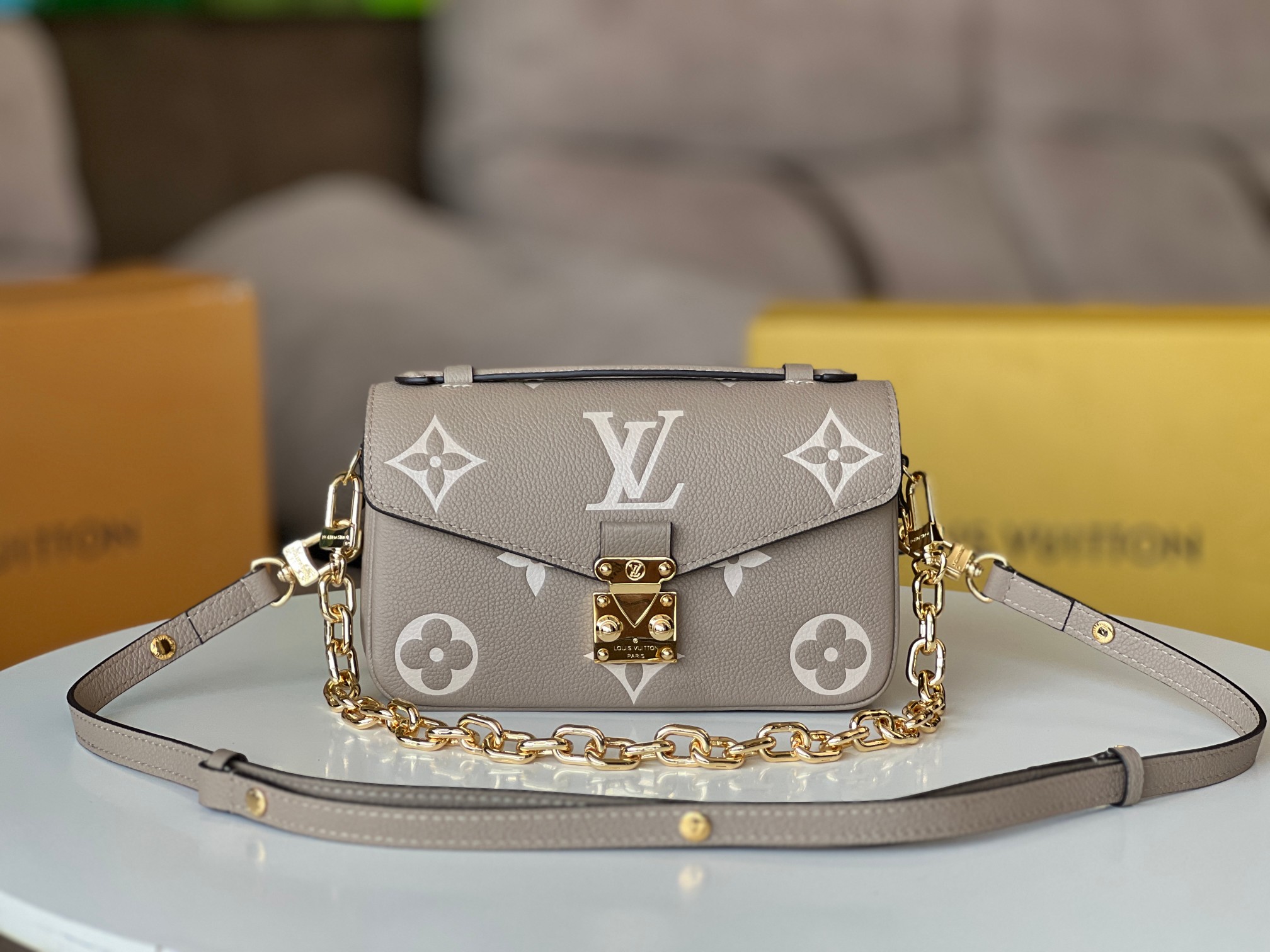 NO:201162,Original leather postman model M23081 Pochette Metis East West handbag is a Monogram Empreinte leather embossed Monogram pattern, combining classic elements and contemporary details. The S-lock lock and top handle pay tribute to the brand box heritage, compact configuration and removable shoulder and back short chain highlight the trendy style. 21.5 x 13.5 x 6.0 cm (Length x Height x Width), LV [Top Original Single], louis vuitton19860909原厂皮小邮差型号 M23081本款 Pochette Metis East West 手袋为 Monogram Empreinte 皮革压印 Monogram 图案,将经典元素和当代细节融于一身.S-lock 锁扣和顶部手柄致敬品牌制箱传承,紧凑构型和可拆卸肩背短链彰显潮流风范. 21.5 x 13.5 x 6.0 cm (长 x 高 x 宽),LV【顶级原单】,louis vuitton,Bag