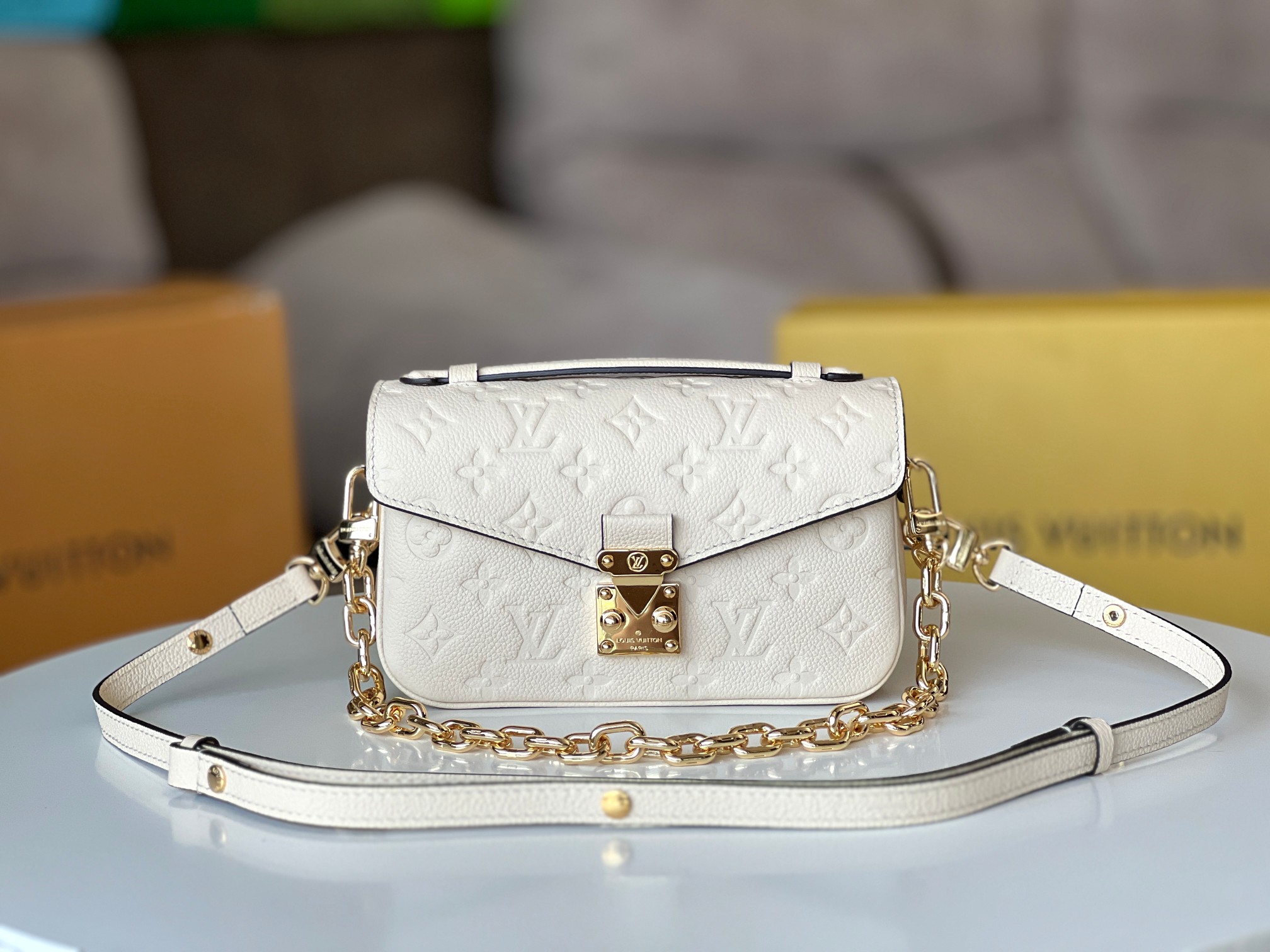 NO:201187,Original leather postman model M22942 This model Pochette Métis East West handbag is made of Monogram Empreinte embossed leather, showing the fusion of brand style and modern elements. The traditional S-lock buckle and removable short chain shine metallic luster, the exquisite configuration includes a neat inner lining, and the adjustable shoulder strap is convenient for urban travel. 21.5 x 13.5 x 6.0 cm (Length x Height x Width).,LV [Top Original List],louis vuitton19860909原厂皮小邮差型号 M22942本款 Pochette Métis East West 手袋取材 Monogram Empreinte 压纹皮革,展现品牌风尚与摩登元素的融合.传统 S-lock 锁扣和可拆卸短链条闪耀金属光泽,精巧构型囊括齐整内里,可调节肩带方便都市畅行. 21.5 x 13.5 x 6.0 cm (长 x 高 x 宽).,LV【顶级原单】,louis vuitton,Bag