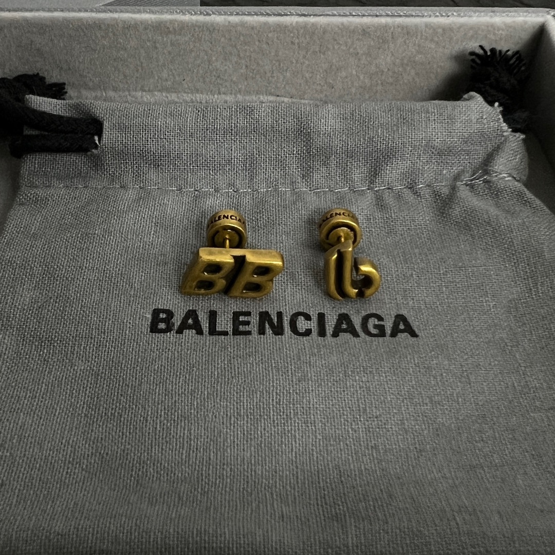 【75】 巴黎世家 Balenciaga 复古 耳钉  简单大方 大牌金质感饱满 ，搭配衣服超好看 ！