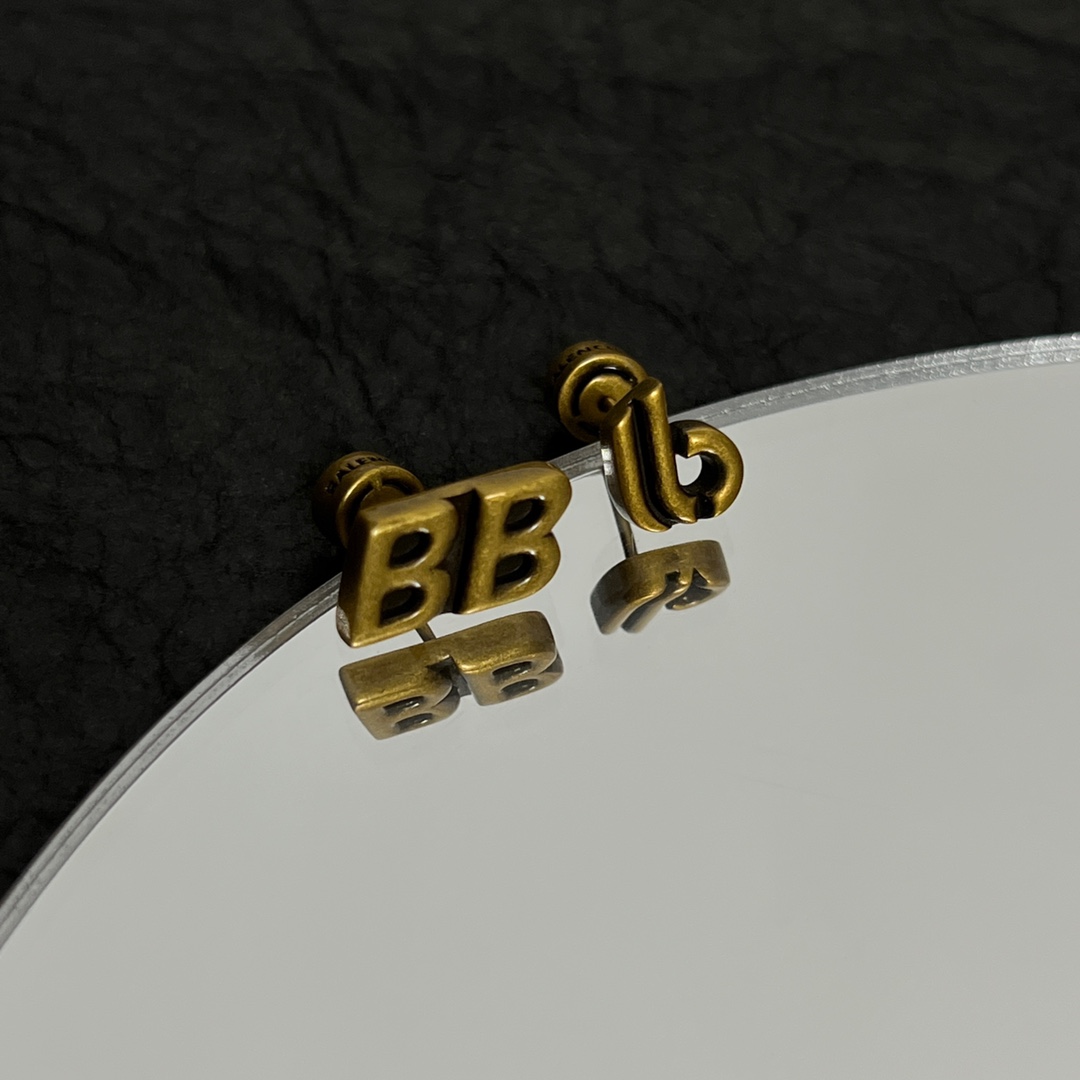 【75】 巴黎世家 Balenciaga 复古 耳钉  简单大方 大牌金质感饱满 ，搭配衣服超好看 ！