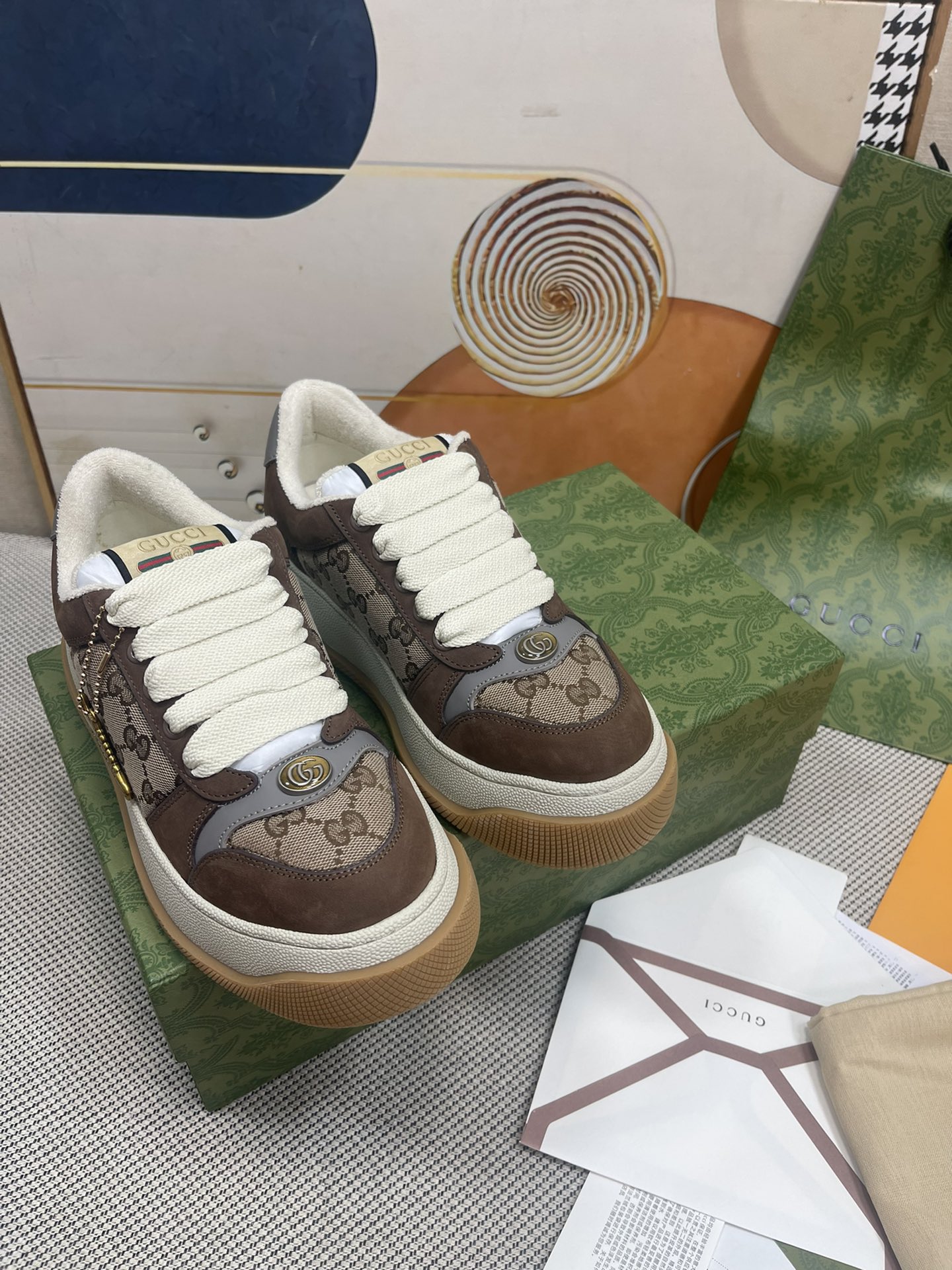 NO:483845,Top version Gucci/Gucci Latest Screener series fat shoes with chip RMB: Original purchase Original 1:1 replica Screener series sports shoes, with striped webbing on the sides and embellished with retro Gucci logo. This sneaker is made of high-quality canvas material. The purple leather details are contrasted to increase depth for the item, and the details are fuller. The delivery counter is exquisitely packaged Fabric: Original imported cowhide + versatile fabric Inner original customized breathable towel velvet sole original molded TPU outsole Sole 6cm thick Size: Women's 35-40 / Men's 39-45 (46 custom-made without return and exchange), casual shoes/sports, gucci, gucci, sneakers, cowhide19860909顶级版本 Gucci/古驰 最新款 Screener系列胖墩鞋 带芯片 RMB:原版购入 原版1:1复刻 Screener系列运动鞋,侧面饰有条纹织带,并点缀复古Gucci标识.这款运动鞋采用高品质帆布材质.紫色皮革细节以鲜明对比为单品增加深度,细节更显丰满. 配送专柜精美包装 面料: 原版进口牛皮+百搭面料 内里原版定制透气毛巾绒里 鞋底原版开模TPU大底 底厚6cm Size: 女款35-40 / 男款39-45（46定制不退换）,休闲鞋/运动鞋,gucci,gucci,sneakers,cowhide,Women's Shoes