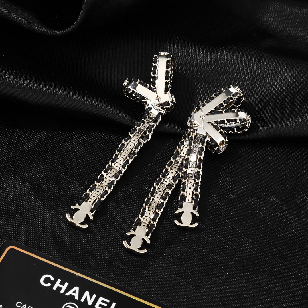 小香Chanel新款耳环 ✨每一个细节做工非常精细 这款设计非常美轮美奂 这款真的超级美超级仙 精致小姐