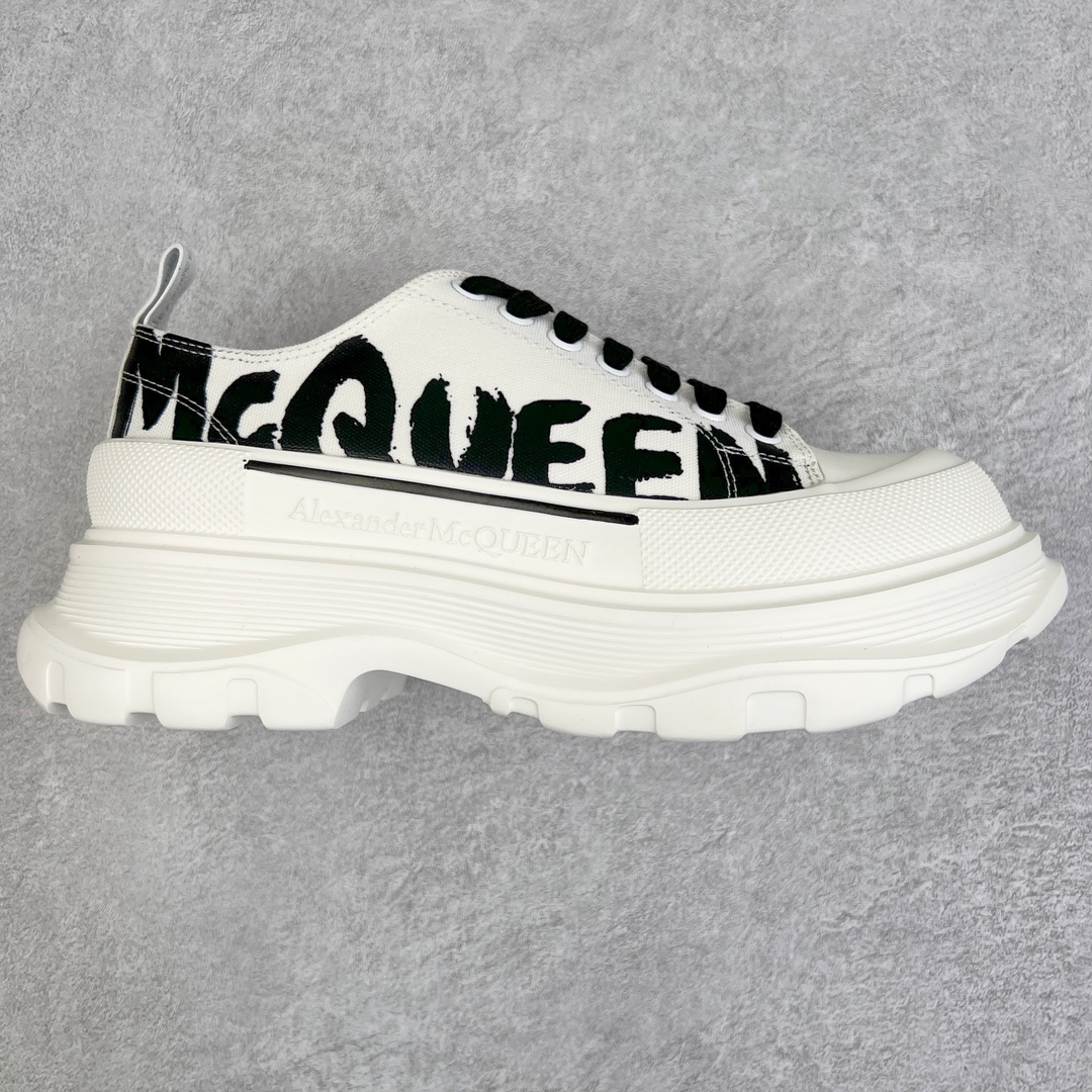 💰170 ＃福利特价‼Alexander McQueen/亚历山大麦昆松糕鞋厚底增高帆布鞋 鞋面定制原版军用级别帆布面料 面料不拉手、过水性强、很密实 种面料高稳定型比皮料还要贵色泽温润 垫脚贴合高密度弹力乳胶鞋垫 脚感舒适弹性足 大底采用原版开模抽真空大底 质感、耐磨性更强 上脚立马增加5公分腿长 超级显腿瘦 鞋子的设计很好的拉长整个身材比例 秒变大长腿的视感 轻松驾驭各种服饰搭配 各路大咖明星频繁上脚款 一鞋难求 一定是你鞋柜必种草的一双鞋 想要大长腿的集美们必须入手 尺码：35 36 37 38 39 40 41 42 43 44 编码：Fby2936040-运动鞋