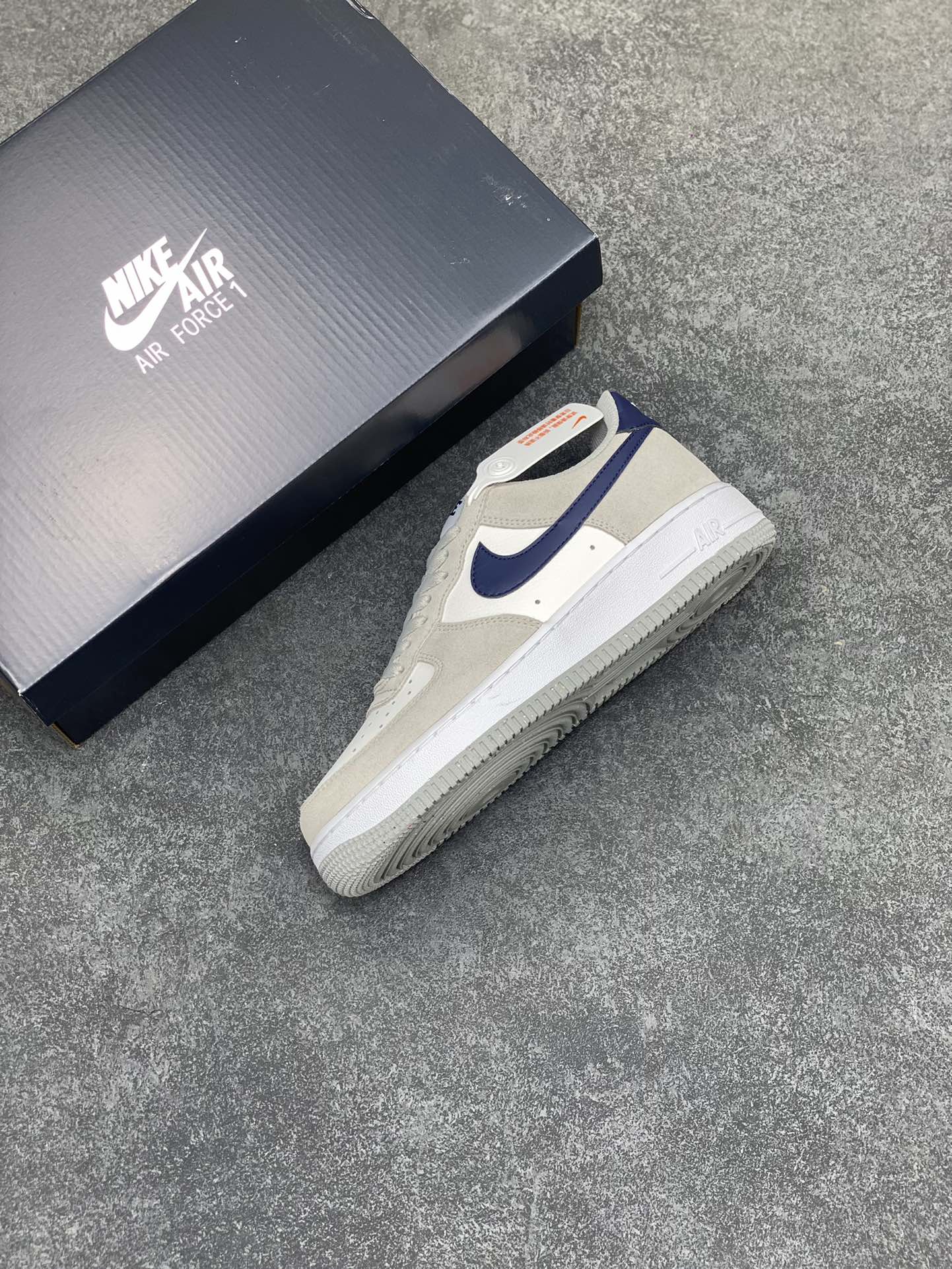 图片[7]-福利特价 全掌气垫🔥 Nike Air Force 1\’07 Low\”Light Smoke Grey/Midnight Navy\”空军一号经典低帮百搭休闲运动板鞋“翻毛烟灰白海军蓝” 官方同步 原装级别 原楦头原纸板 打造纯正空军版型#专注外贸渠道 全掌内置蜂窝气垫 #原盒配件 原厂中底钢印、拉帮完美 货号：FD9748-001 尺码：36 36.5 37.5 38 38.5 39 40 40.5 41 42 42.5 43 44 44.5 45-选品中心