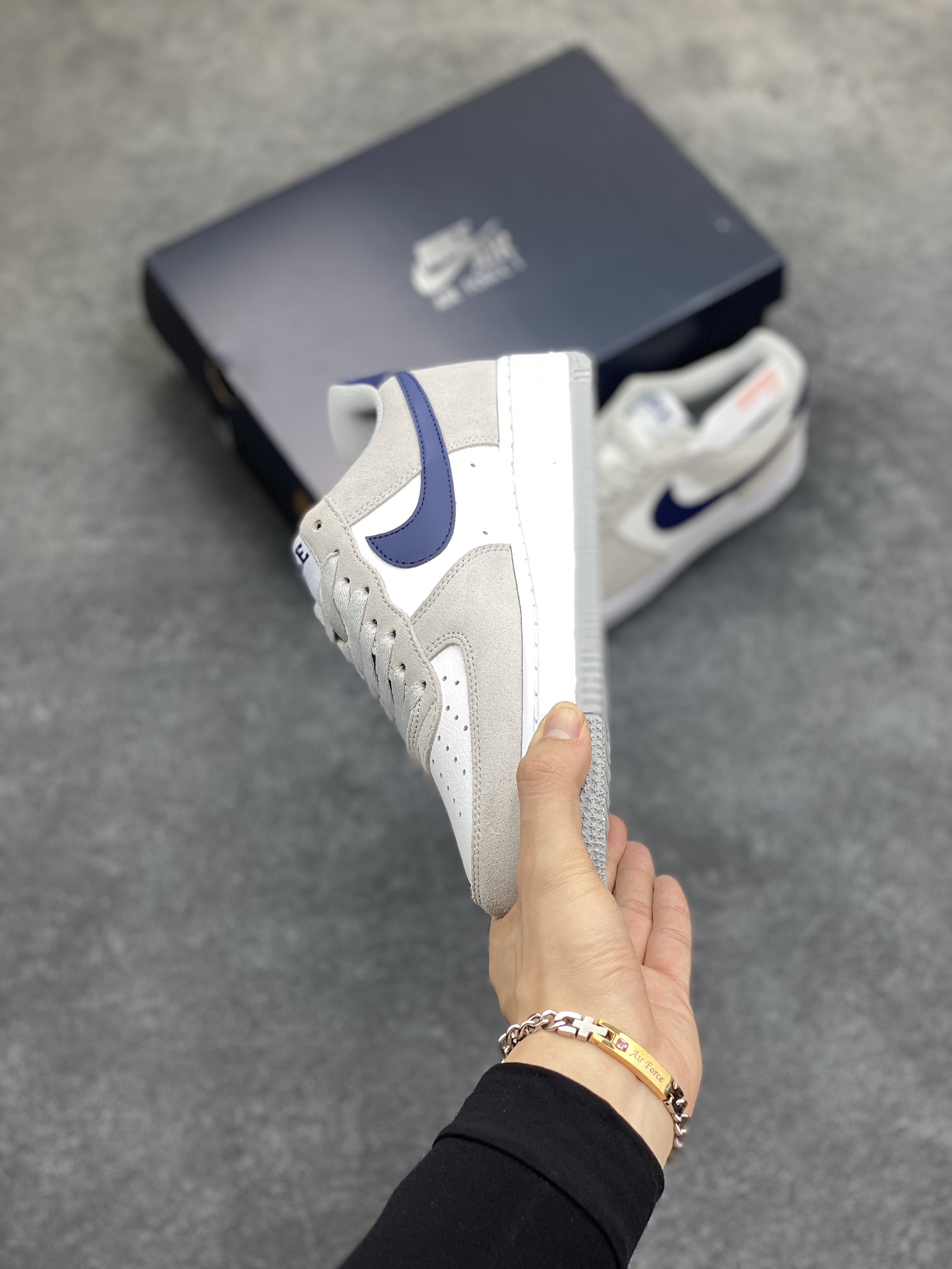 图片[3]-福利特价 全掌气垫🔥 Nike Air Force 1\’07 Low\”Light Smoke Grey/Midnight Navy\”空军一号经典低帮百搭休闲运动板鞋“翻毛烟灰白海军蓝” 官方同步 原装级别 原楦头原纸板 打造纯正空军版型#专注外贸渠道 全掌内置蜂窝气垫 #原盒配件 原厂中底钢印、拉帮完美 货号：FD9748-001 尺码：36 36.5 37.5 38 38.5 39 40 40.5 41 42 42.5 43 44 44.5 45-选品中心
