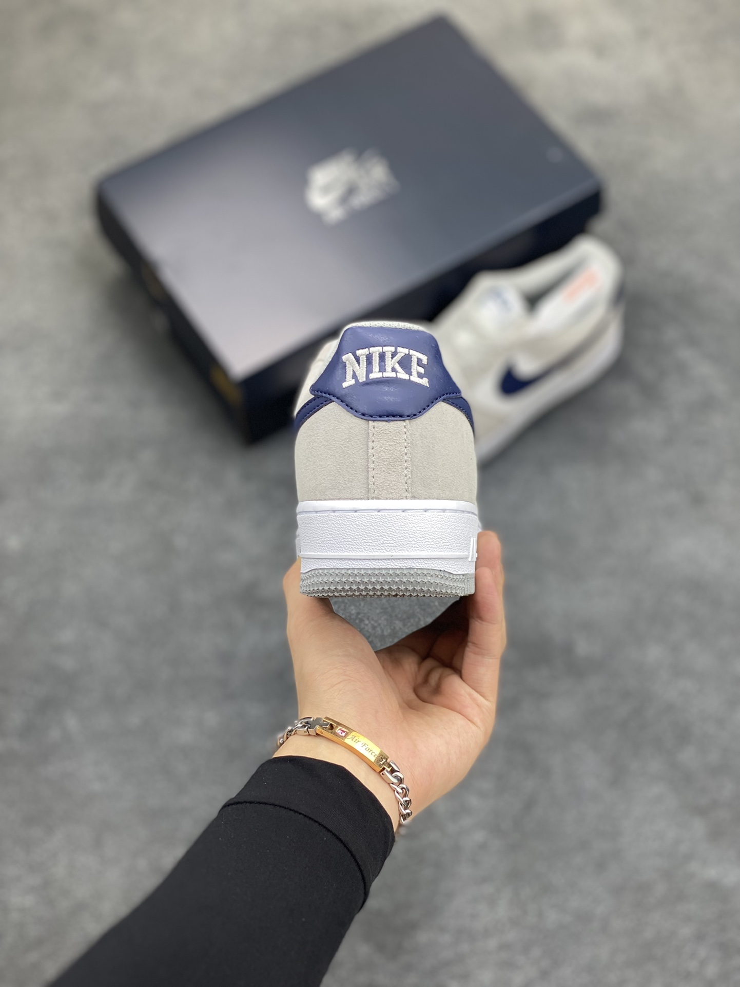 图片[4]-福利特价 全掌气垫🔥 Nike Air Force 1\’07 Low\”Light Smoke Grey/Midnight Navy\”空军一号经典低帮百搭休闲运动板鞋“翻毛烟灰白海军蓝” 官方同步 原装级别 原楦头原纸板 打造纯正空军版型#专注外贸渠道 全掌内置蜂窝气垫 #原盒配件 原厂中底钢印、拉帮完美 货号：FD9748-001 尺码：36 36.5 37.5 38 38.5 39 40 40.5 41 42 42.5 43 44 44.5 45-选品中心