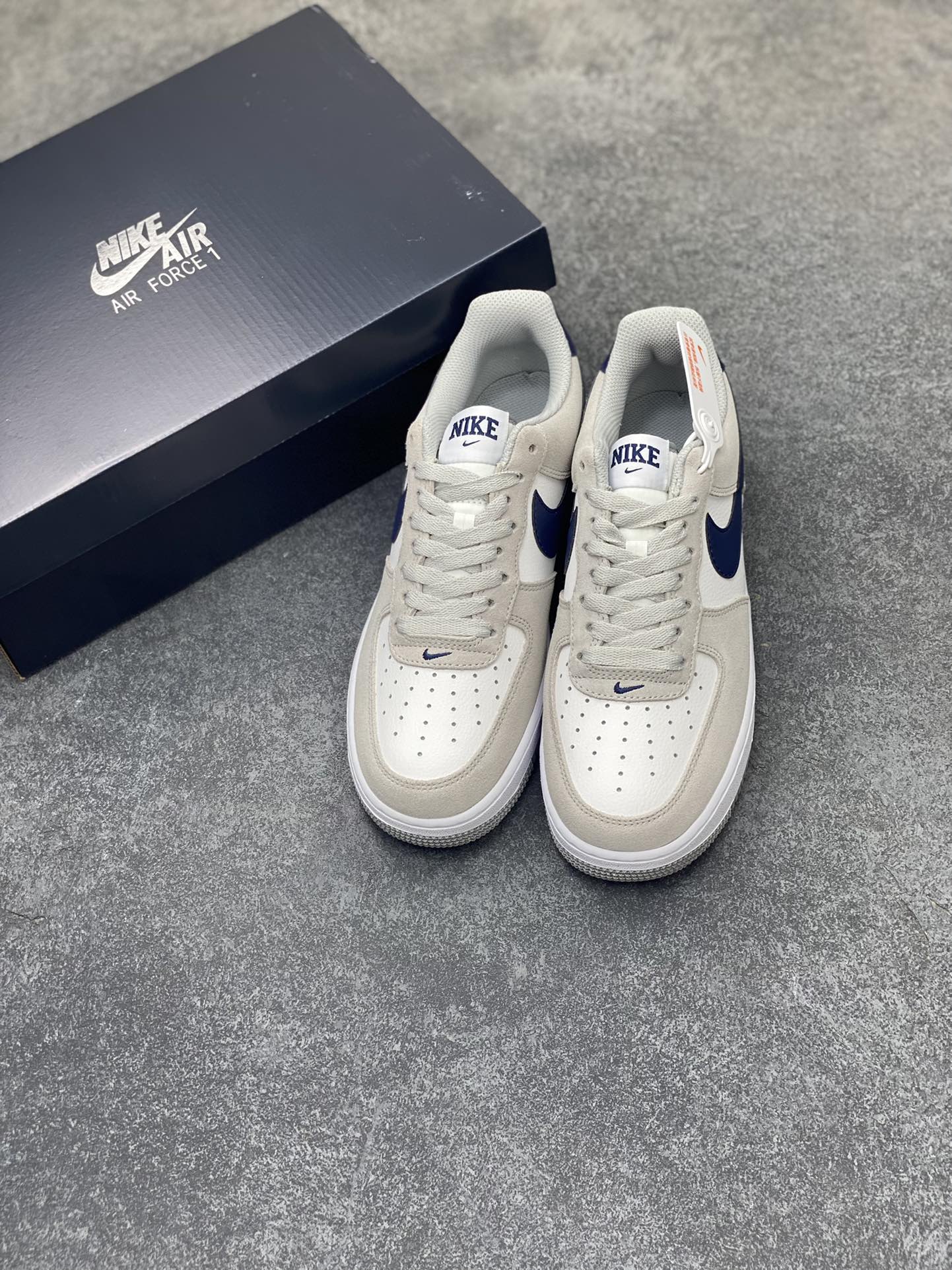 图片[8]-福利特价 全掌气垫🔥 Nike Air Force 1\’07 Low\”Light Smoke Grey/Midnight Navy\”空军一号经典低帮百搭休闲运动板鞋“翻毛烟灰白海军蓝” 官方同步 原装级别 原楦头原纸板 打造纯正空军版型#专注外贸渠道 全掌内置蜂窝气垫 #原盒配件 原厂中底钢印、拉帮完美 货号：FD9748-001 尺码：36 36.5 37.5 38 38.5 39 40 40.5 41 42 42.5 43 44 44.5 45-选品中心