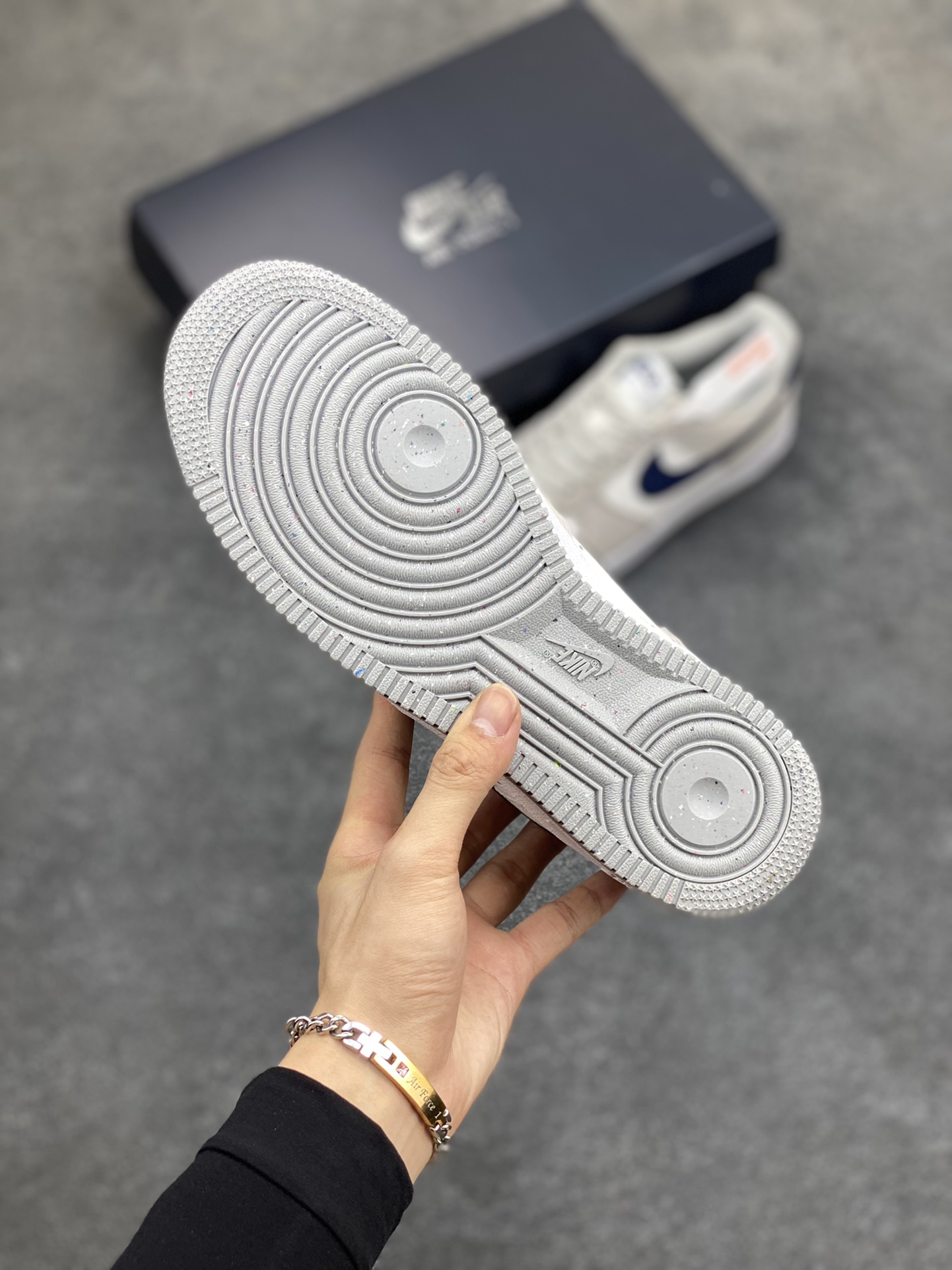 图片[5]-福利特价 全掌气垫🔥 Nike Air Force 1\’07 Low\”Light Smoke Grey/Midnight Navy\”空军一号经典低帮百搭休闲运动板鞋“翻毛烟灰白海军蓝” 官方同步 原装级别 原楦头原纸板 打造纯正空军版型#专注外贸渠道 全掌内置蜂窝气垫 #原盒配件 原厂中底钢印、拉帮完美 货号：FD9748-001 尺码：36 36.5 37.5 38 38.5 39 40 40.5 41 42 42.5 43 44 44.5 45-选品中心