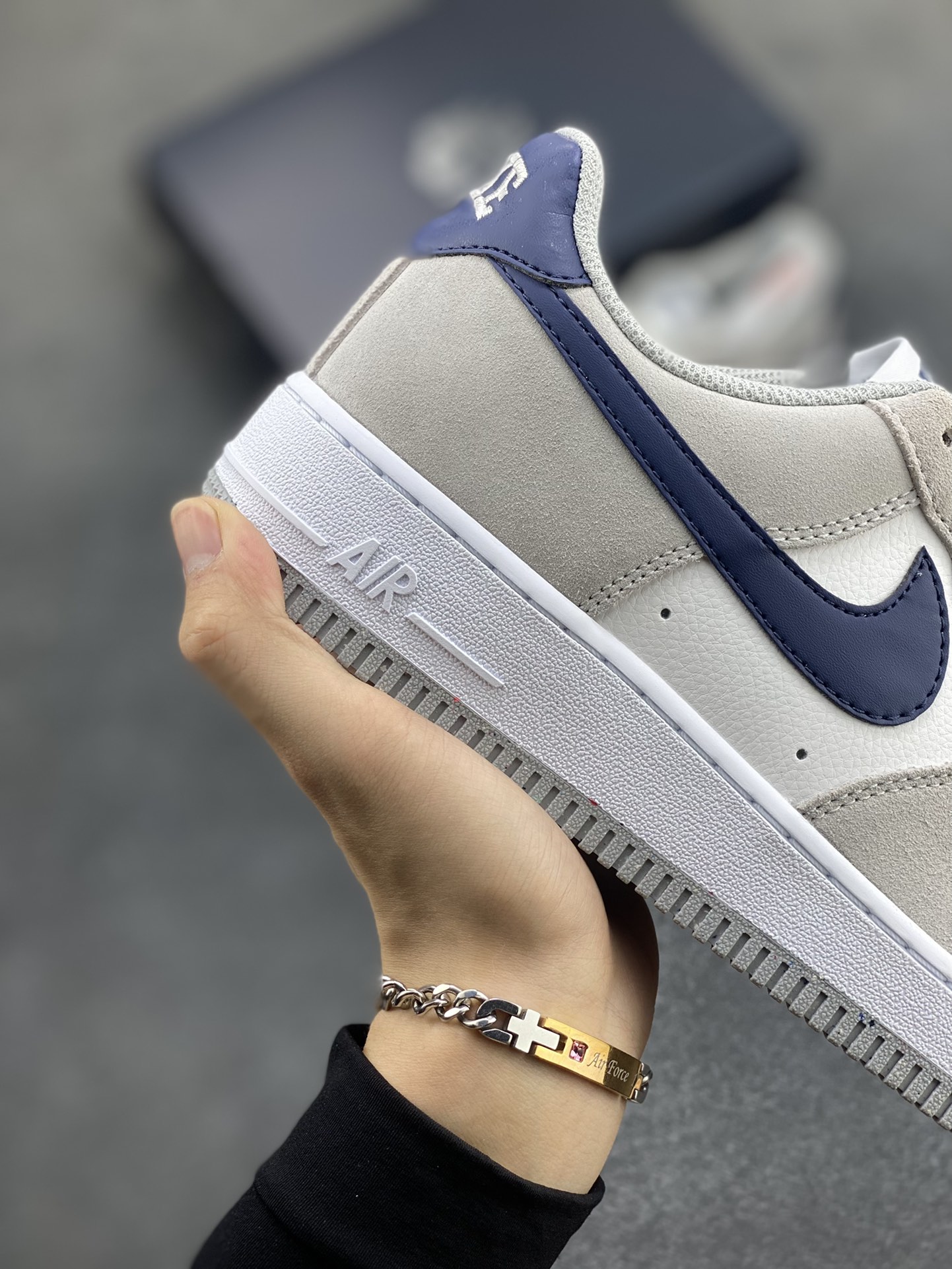 图片[6]-福利特价 全掌气垫🔥 Nike Air Force 1\’07 Low\”Light Smoke Grey/Midnight Navy\”空军一号经典低帮百搭休闲运动板鞋“翻毛烟灰白海军蓝” 官方同步 原装级别 原楦头原纸板 打造纯正空军版型#专注外贸渠道 全掌内置蜂窝气垫 #原盒配件 原厂中底钢印、拉帮完美 货号：FD9748-001 尺码：36 36.5 37.5 38 38.5 39 40 40.5 41 42 42.5 43 44 44.5 45-选品中心