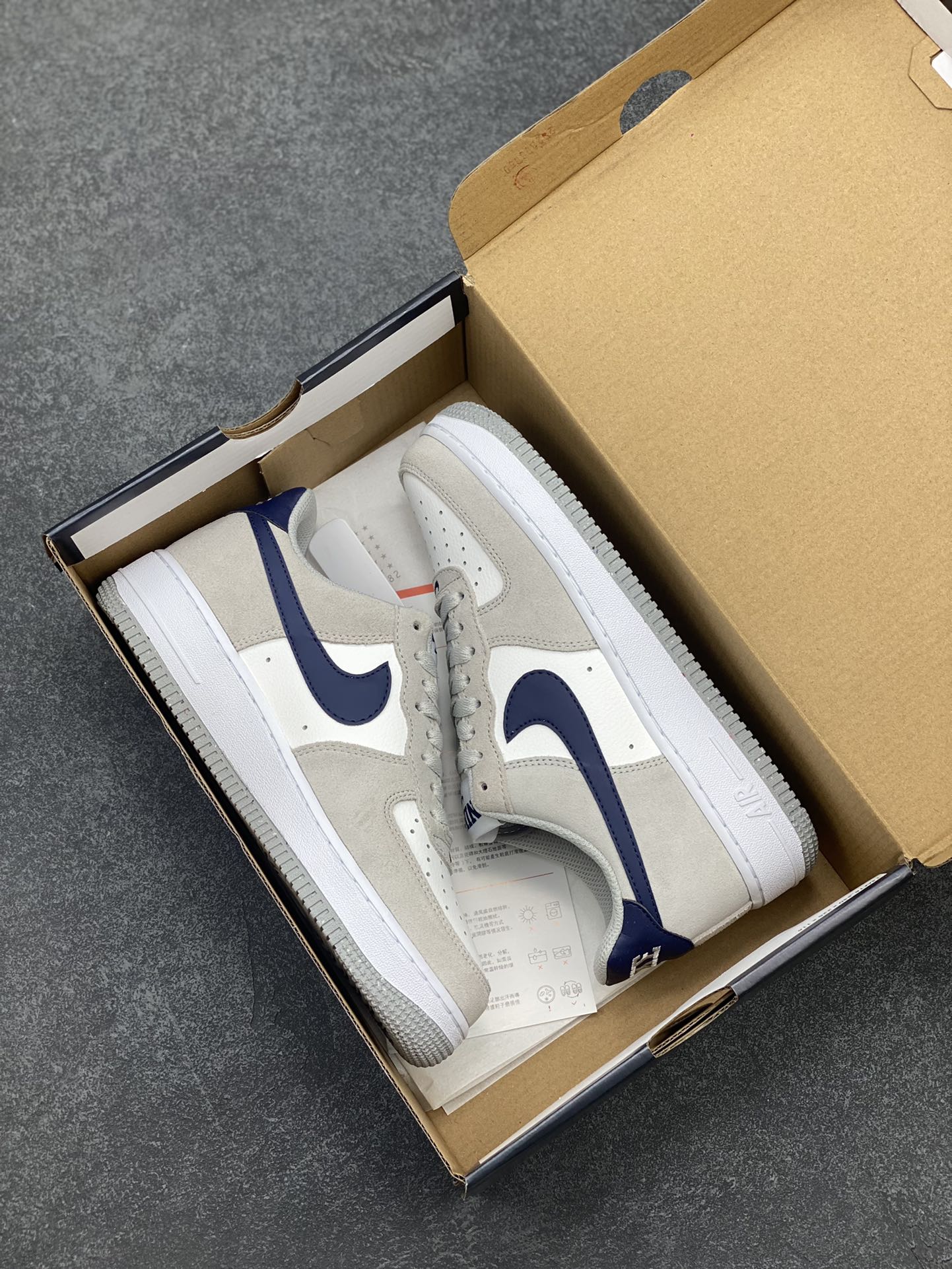图片[9]-福利特价 全掌气垫🔥 Nike Air Force 1\’07 Low\”Light Smoke Grey/Midnight Navy\”空军一号经典低帮百搭休闲运动板鞋“翻毛烟灰白海军蓝” 官方同步 原装级别 原楦头原纸板 打造纯正空军版型#专注外贸渠道 全掌内置蜂窝气垫 #原盒配件 原厂中底钢印、拉帮完美 货号：FD9748-001 尺码：36 36.5 37.5 38 38.5 39 40 40.5 41 42 42.5 43 44 44.5 45-选品中心