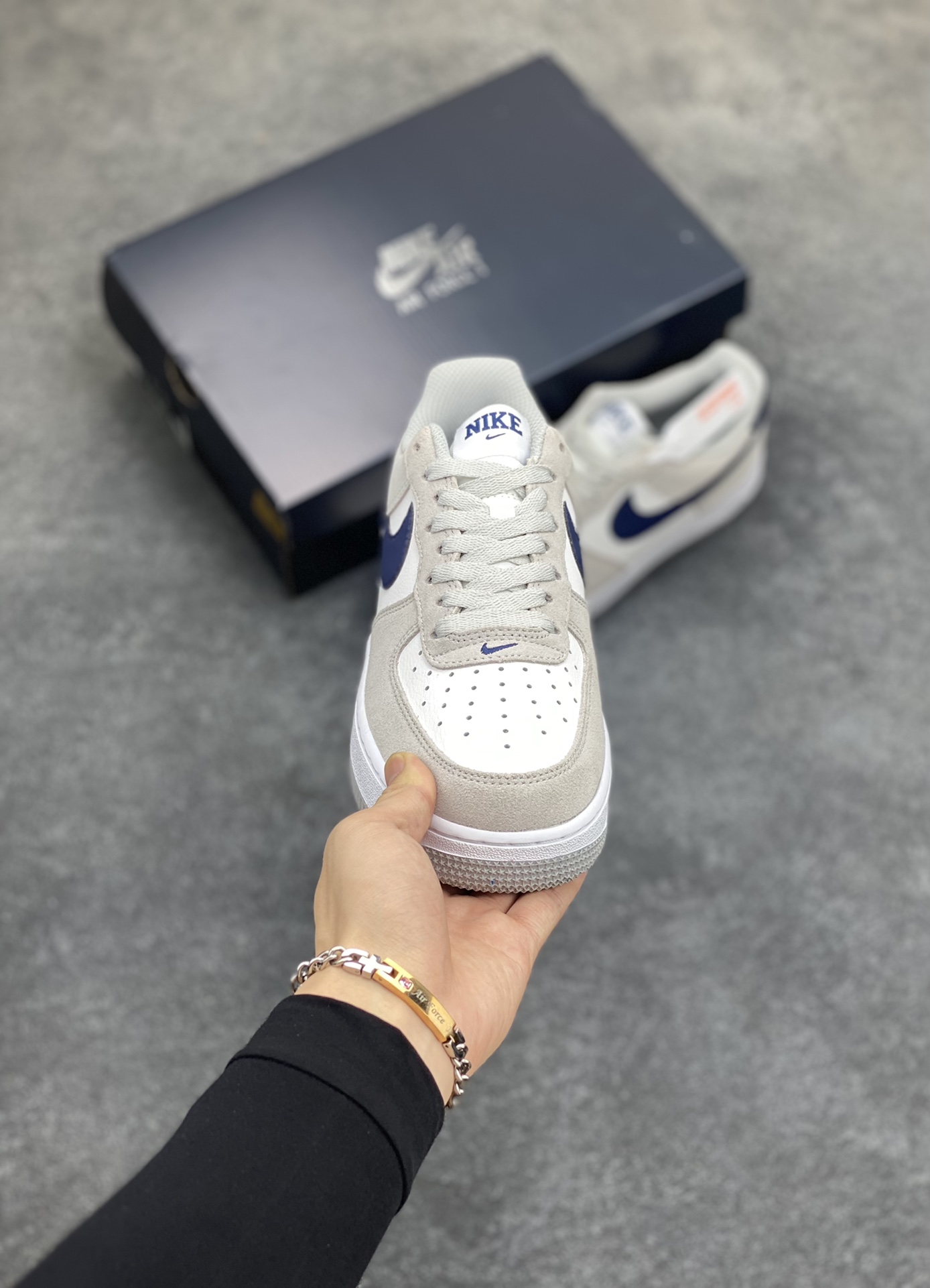 图片[2]-福利特价 全掌气垫🔥 Nike Air Force 1\’07 Low\”Light Smoke Grey/Midnight Navy\”空军一号经典低帮百搭休闲运动板鞋“翻毛烟灰白海军蓝” 官方同步 原装级别 原楦头原纸板 打造纯正空军版型#专注外贸渠道 全掌内置蜂窝气垫 #原盒配件 原厂中底钢印、拉帮完美 货号：FD9748-001 尺码：36 36.5 37.5 38 38.5 39 40 40.5 41 42 42.5 43 44 44.5 45-选品中心