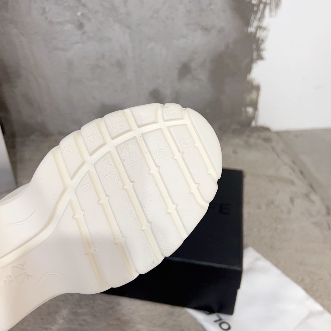 “Stylish Leather Concert Sneakers by Naked Wolfe for Spring and Summer” - 图片 9