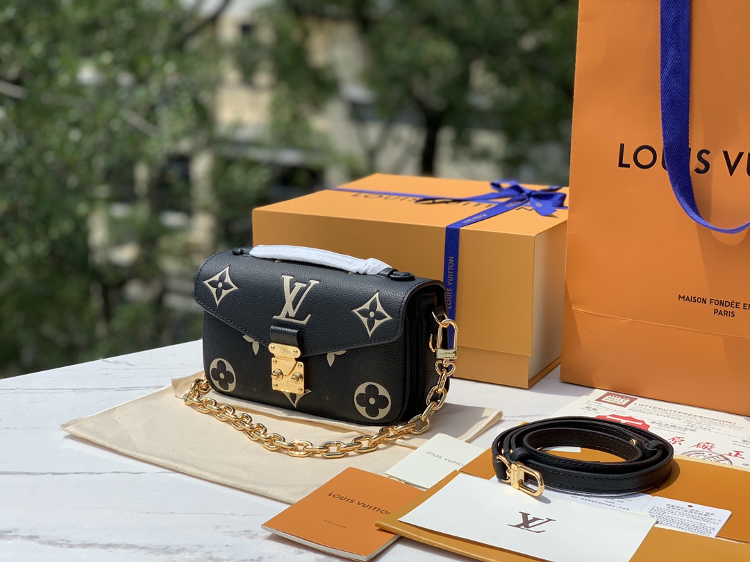 🌼尺寸21.5×13.5×6cm最新款全皮压花小号邮差包，终于出货了，M46596全网断货卖疯了款，两根