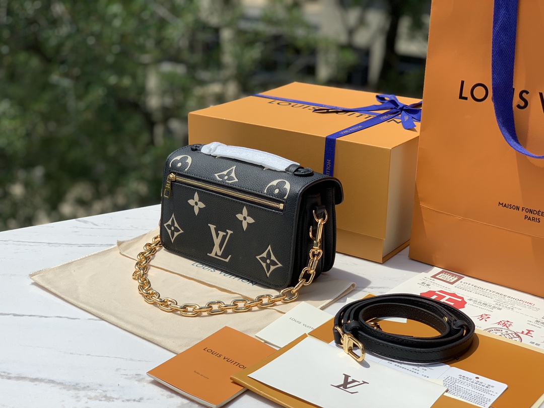 🌼尺寸21.5×13.5×6cm最新款全皮压花小号邮差包，终于出货了，M46596全网断货卖疯了款，两根