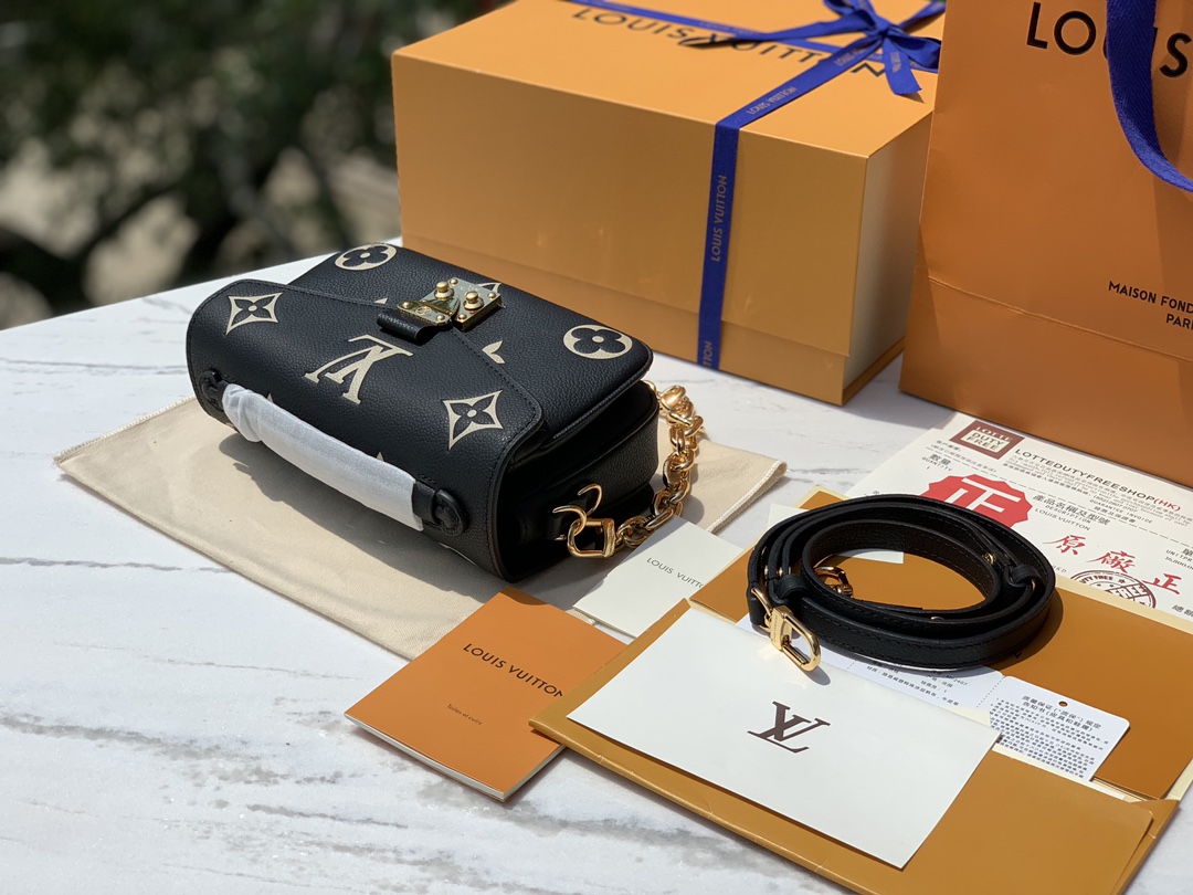 🌼尺寸21.5×13.5×6cm最新款全皮压花小号邮差包，终于出货了，M46596全网断货卖疯了款，两根