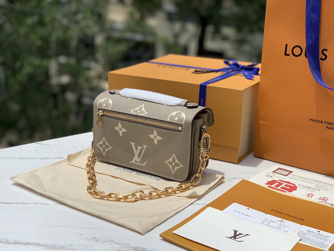 非市场普通货 进口皮料半钢五金尺寸21.5×13.5×6cmLv最新款全皮压花小号邮差包，终于出货了，M