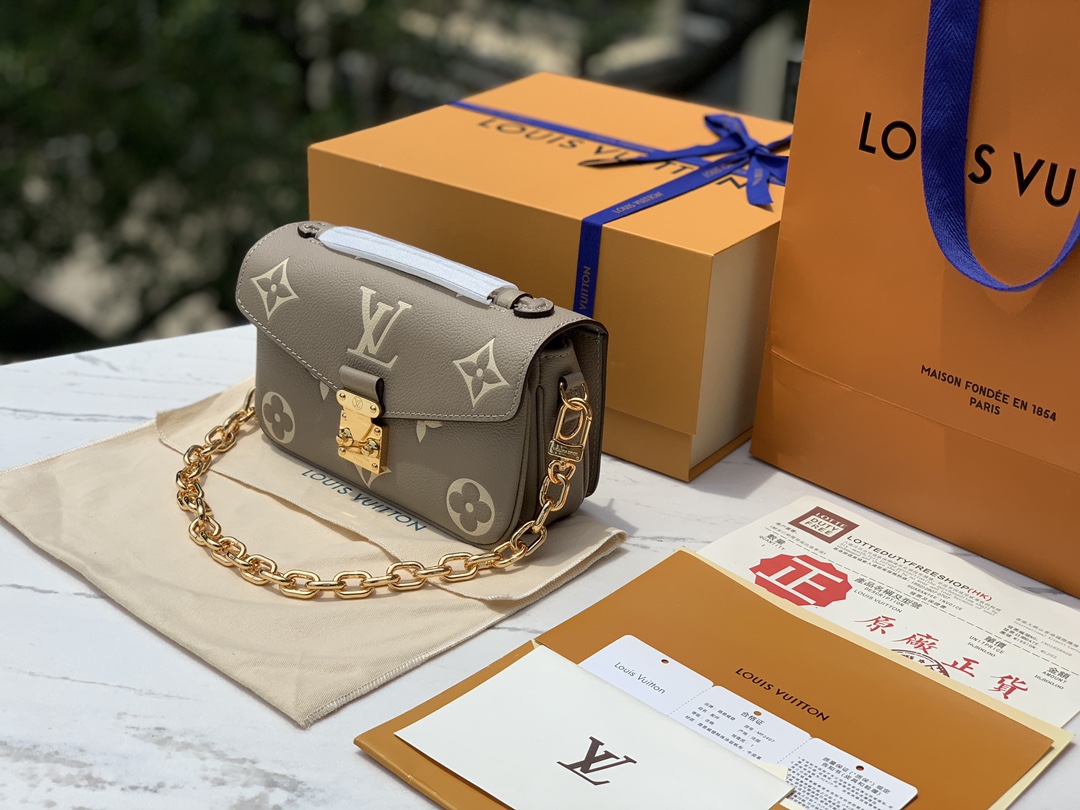 非市场普通货 进口皮料半钢五金尺寸21.5×13.5×6cmLv最新款全皮压花小号邮差包，终于出货了，M