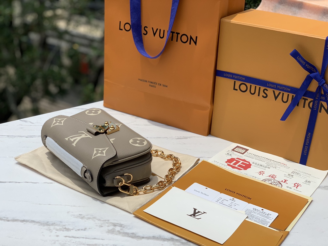 非市场普通货 进口皮料半钢五金尺寸21.5×13.5×6cmLv最新款全皮压花小号邮差包，终于出货了，M