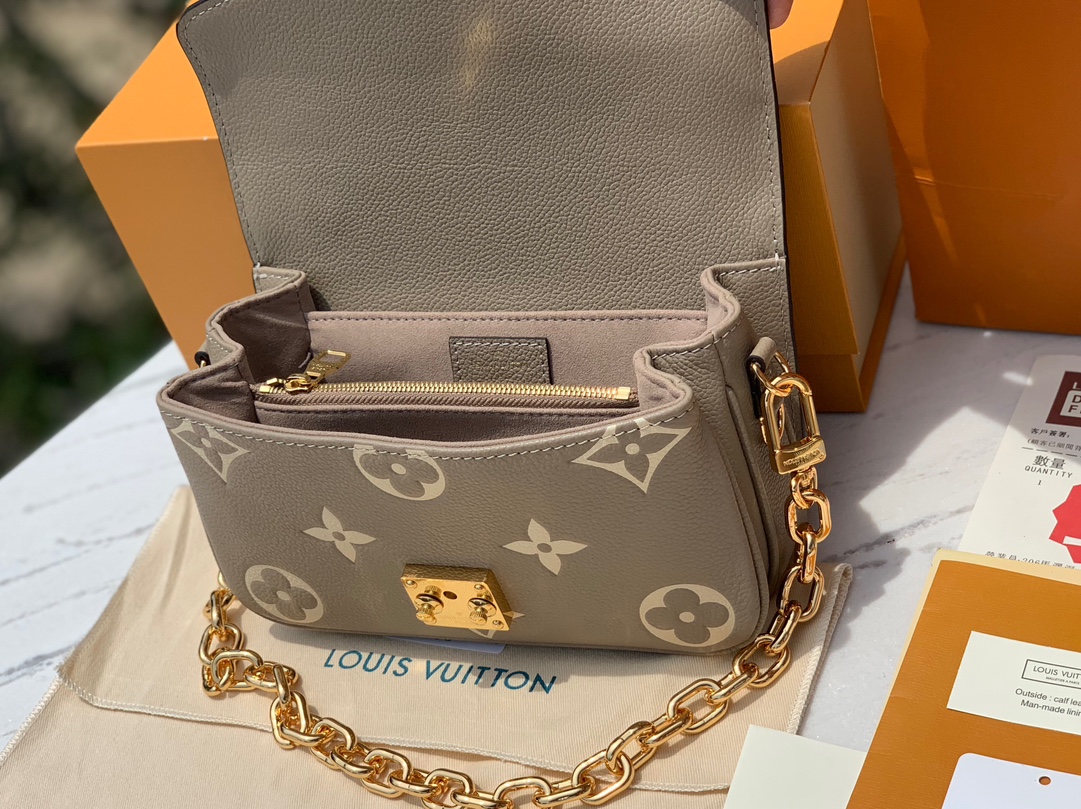 非市场普通货 进口皮料半钢五金尺寸21.5×13.5×6cmLv最新款全皮压花小号邮差包，终于出货了，M