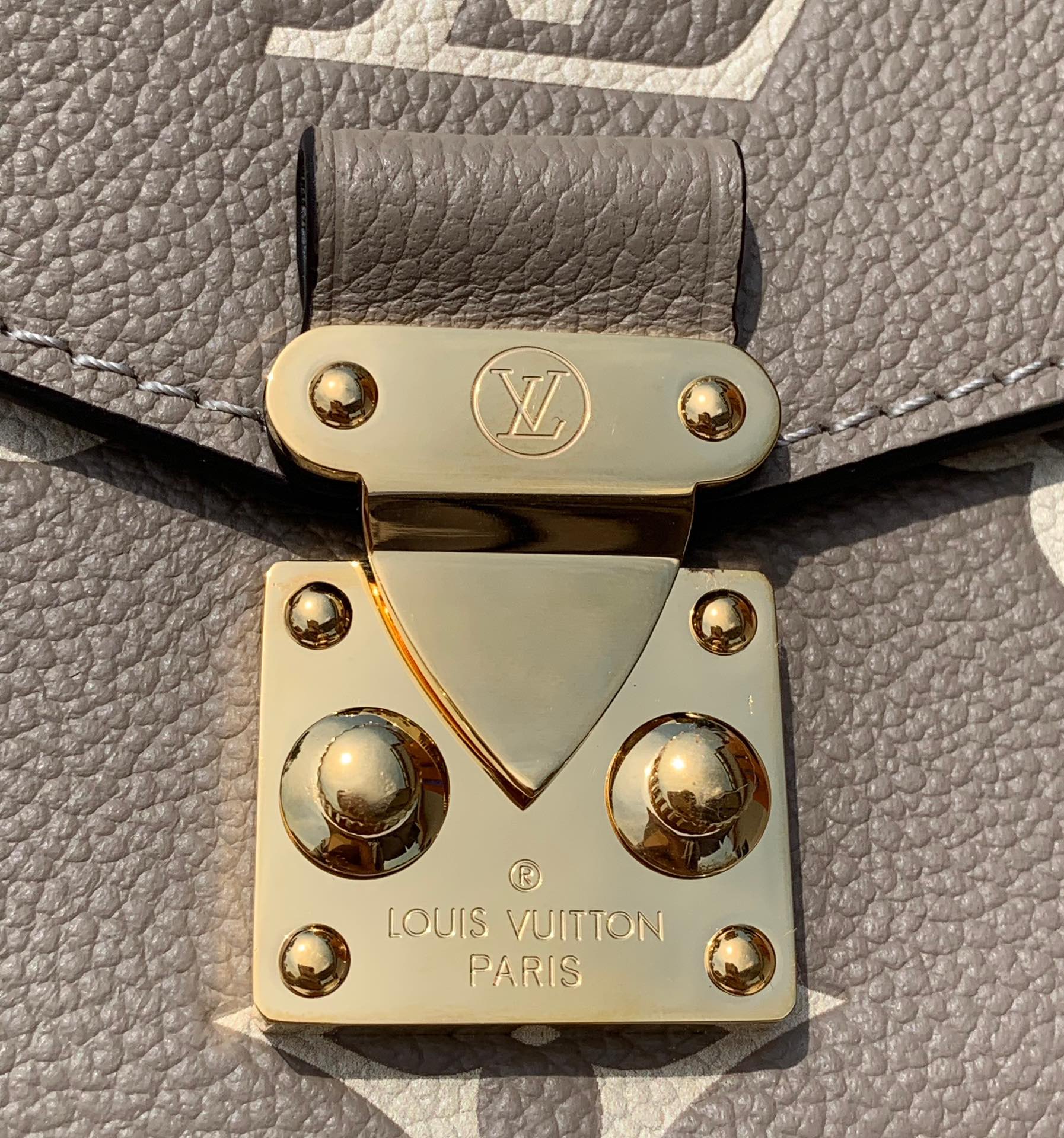 非市场普通货 进口皮料半钢五金尺寸21.5×13.5×6cmLv最新款全皮压花小号邮差包，终于出货了，M