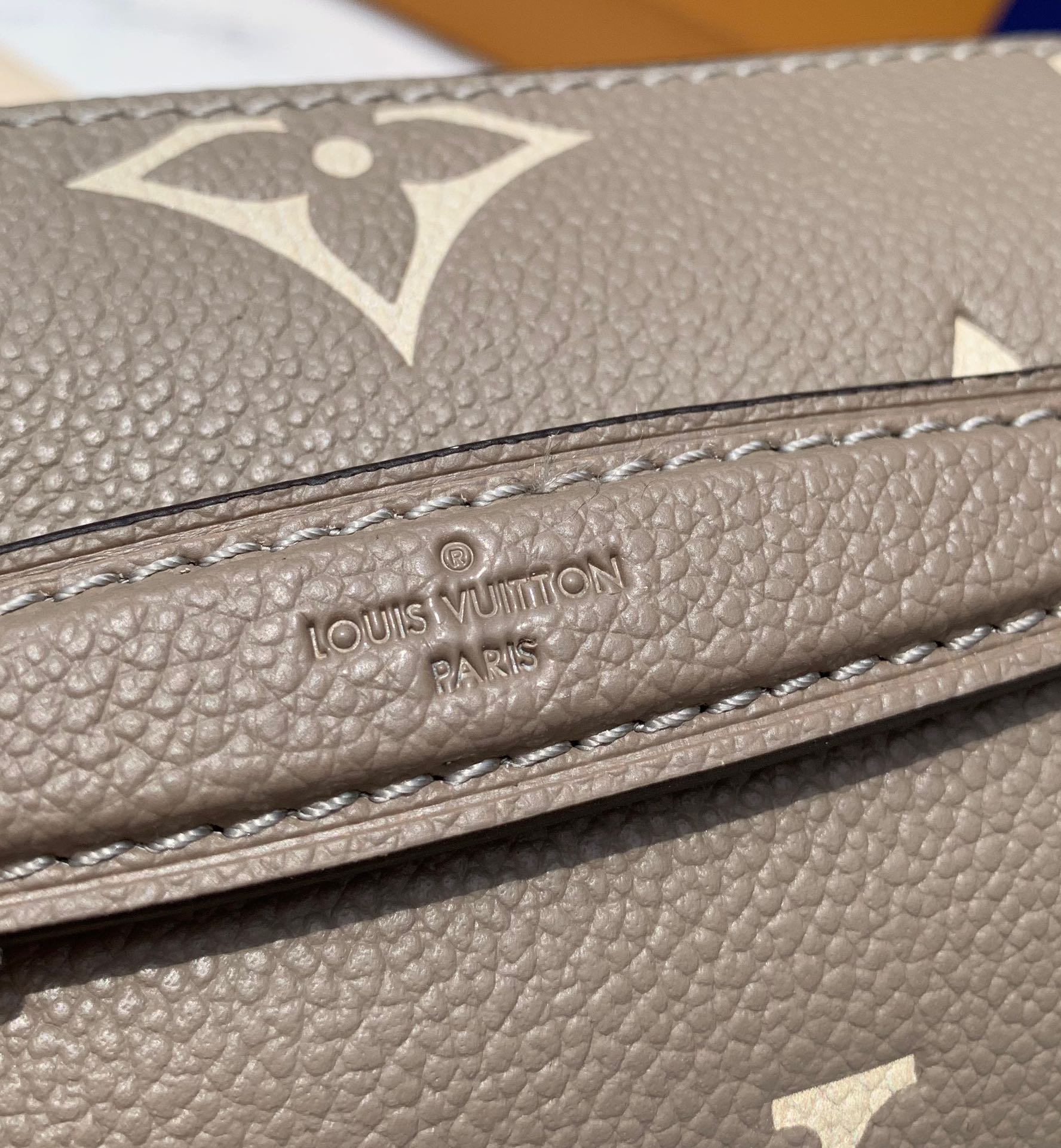 非市场普通货 进口皮料半钢五金尺寸21.5×13.5×6cmLv最新款全皮压花小号邮差包，终于出货了，M