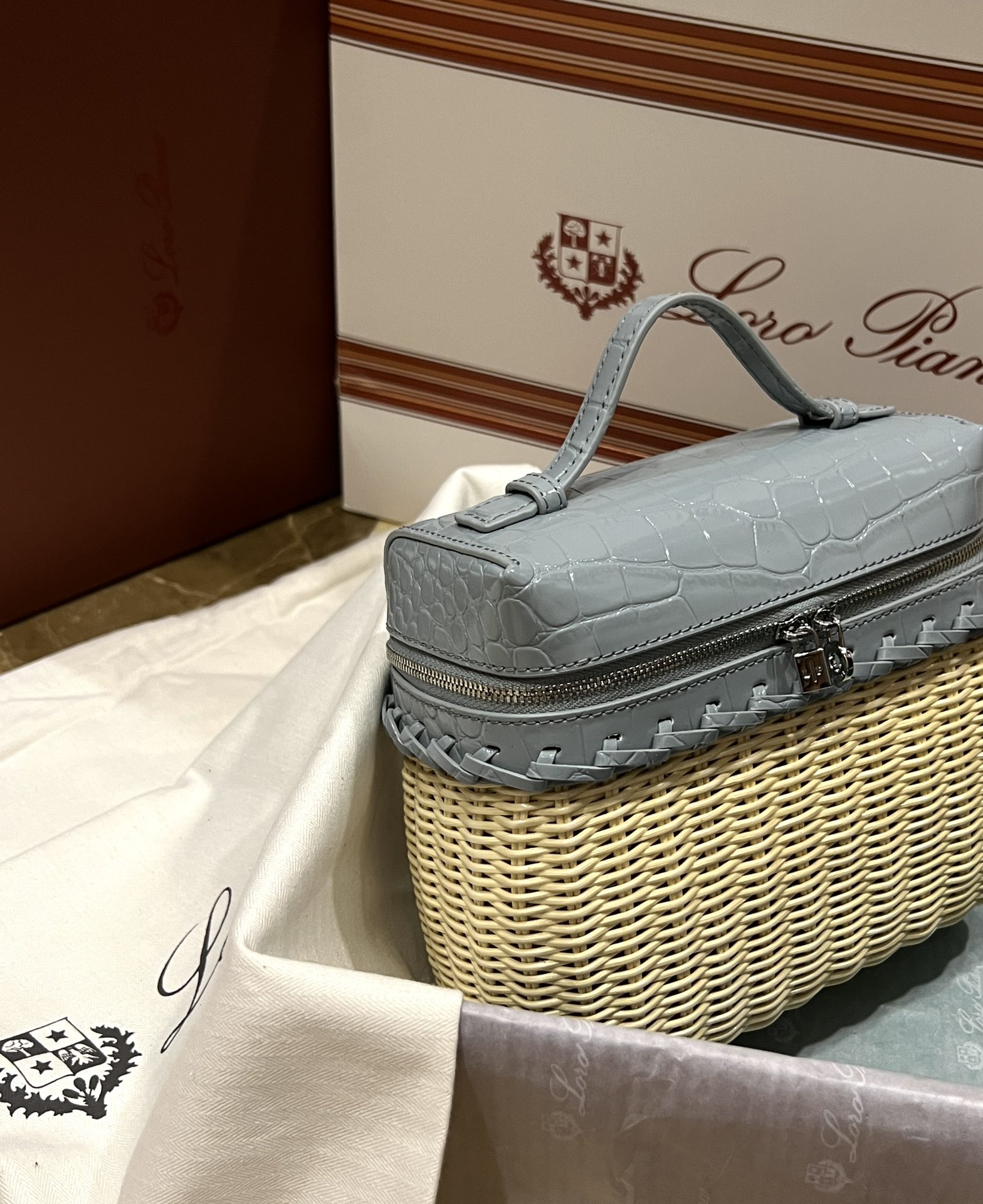 NO:179916,Loro iana Noyou Pianya again in stock package #popular global Extraoket L19 rattan bag The limited edition of the counter has been priced for three consecutive months and is difficult to buy. Do you think this is a bit incredible? No wonder it is so popular. It is essential in summer. I really love pure handmade, two-way zipper opening and closing, simple and versatile, beautiful, LP Mani, loro piana, loro piana19860909现货供应Loro iana 诺悠翩雅 又出神包#火爆全球Extraoket L19藤编包 专柜限量版连续三个月涨价还很难买到,你是不是觉得这有点不可思议难怪它这么火,夏日必不可少真是爱了纯手工,双向拉链开合,简约百搭为主,美爆了,LP 玛尼,loro piana,loro piana,Bag