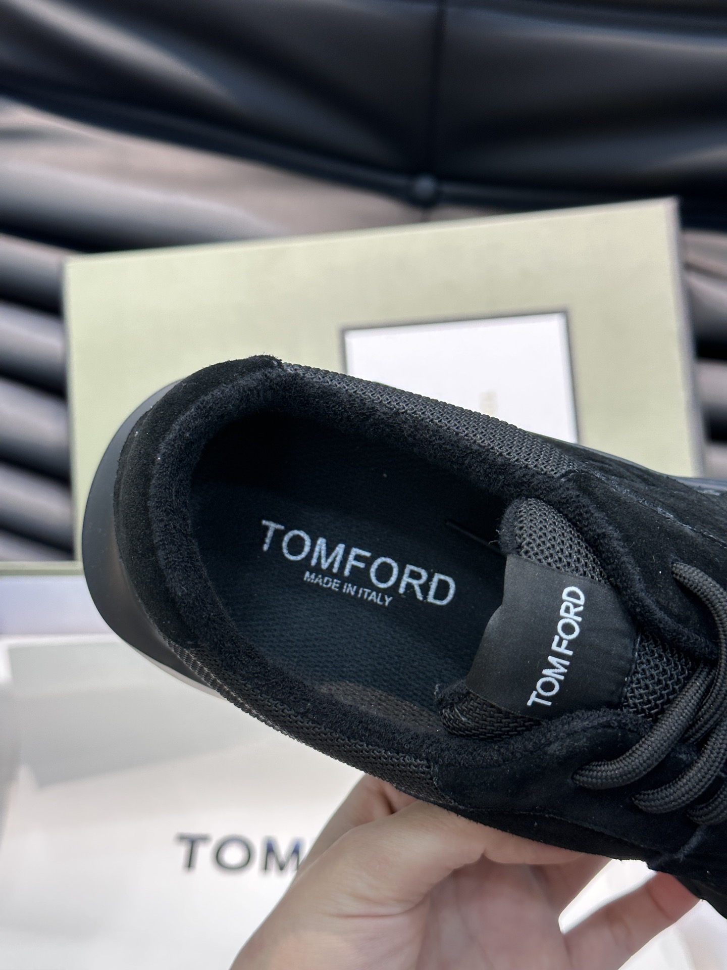 TOMFORD男士休闲运动鞋以流畅线