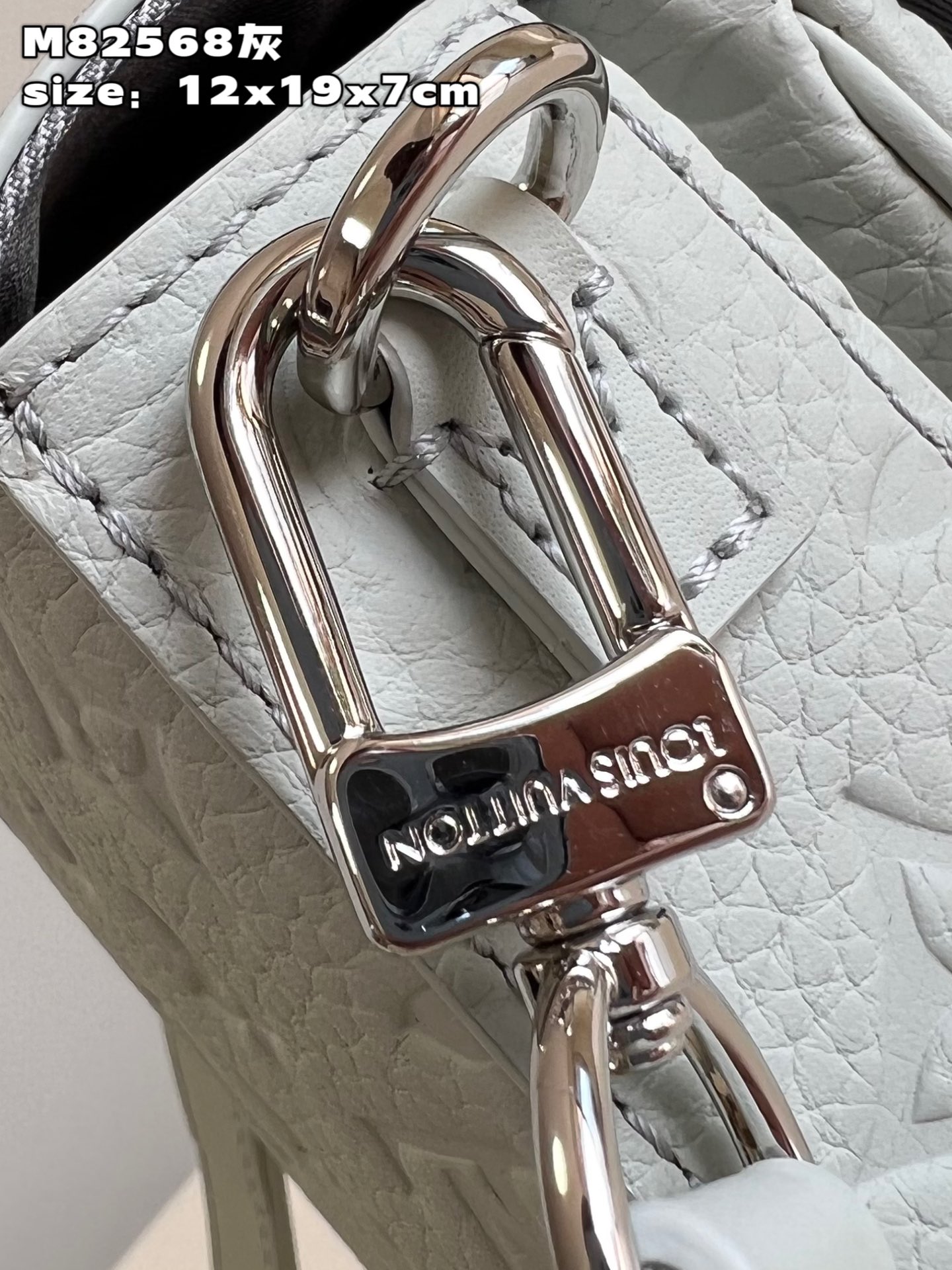 顶级原单M82568灰S-LockVertical迷你手袋拥有标志性S-Lock锁扣灵感源自1886年G