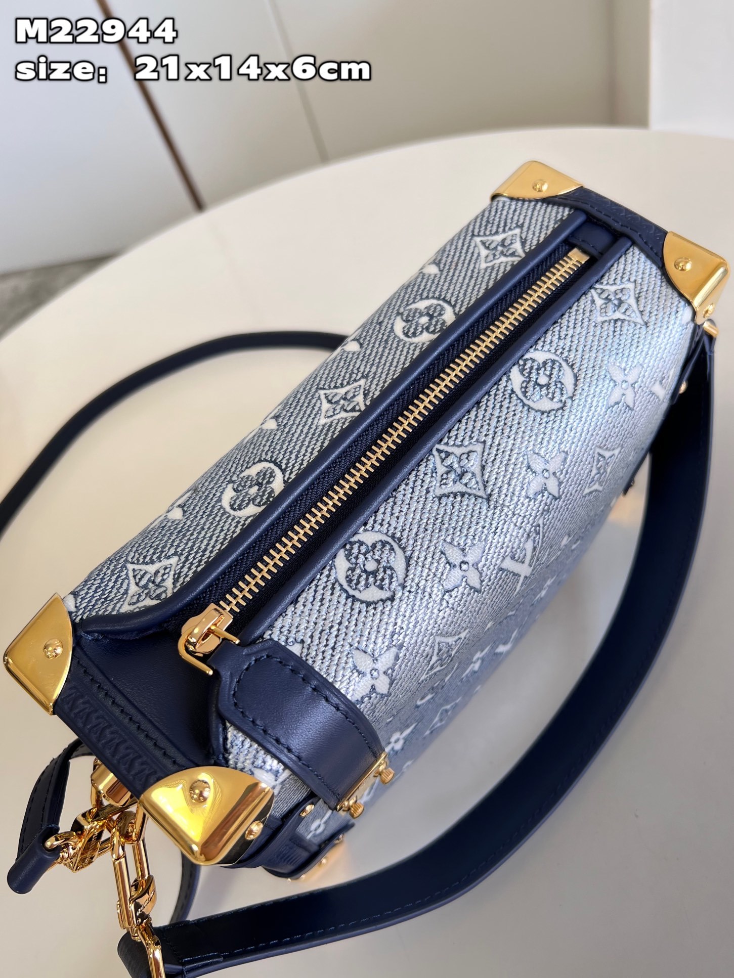 顶级原单M22944本款SideTrunk手袋为NicolasGhesquiere受品牌经典旅行箱灵感启