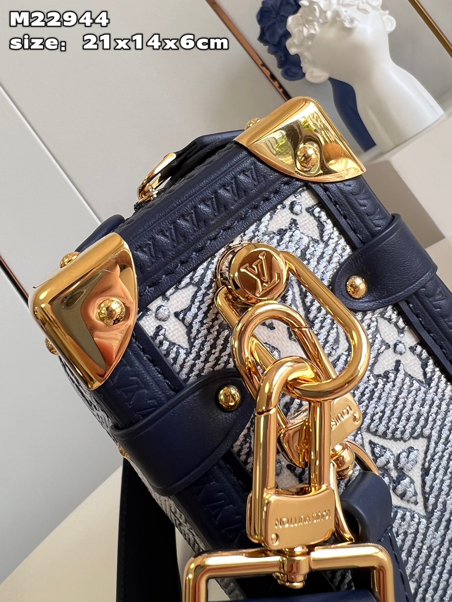 顶级原单M22944本款SideTrunk手袋为NicolasGhesquiere受品牌经典旅行箱灵感启