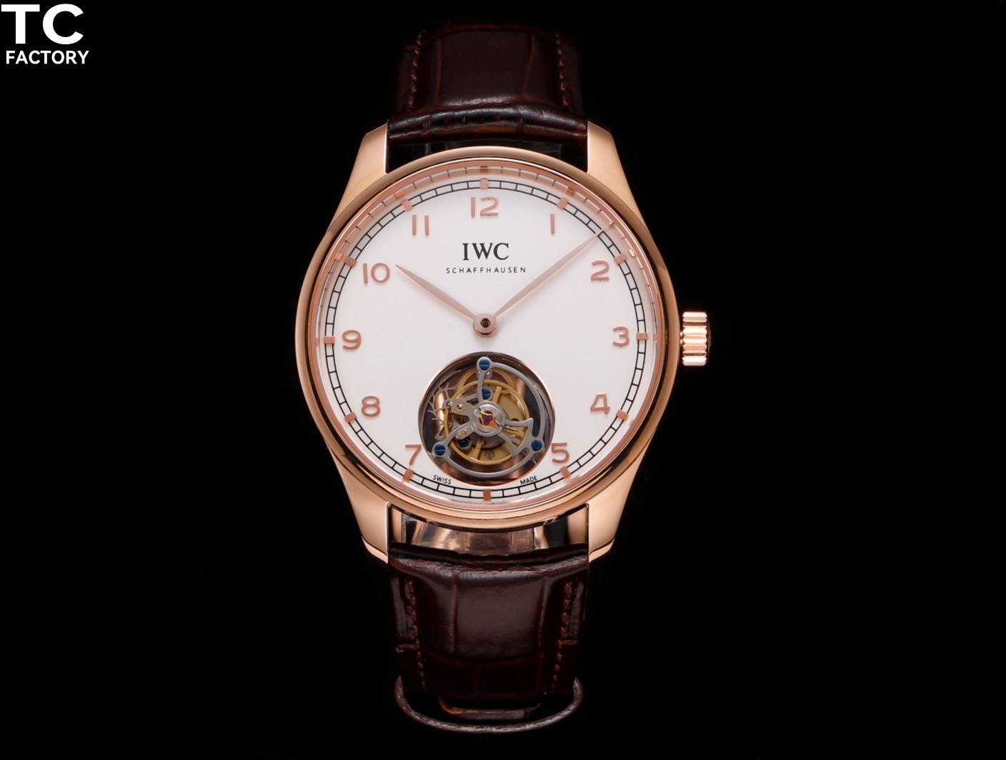 TC Factory 洲际13周年庆 万国 葡萄牙系列 真陀飞轮腕表!! IWCPORTUGIESER HAND-WOUND TOURBILLON 恒定动力手动上链 陀飞轮腕表 真正的 陀飞轮!!! 将葡萄牙系列历久弥新的现代设计与6点钟位置的飞行分钟陀飞轮融为一体 金镶贴阿拉伯数字搭配金质叶形指针,与镀银表盘和谐呼应 1⃣️独家开发81905机芯,动力储存长达72小时,还原正品三大功能 2⃣️表壳:根据原装一比一描绘设计。还原正品三件套:不管是从表壳正面与反面壳型的侧面与弧形拉丝工艺打磨均完美同步原装。直径为42mm.厚度11毫米。 3⃣️表镜:蓝宝石拱形表镜。 4⃣️表针:工厂不惜成本,从设计到开模.式样.检验多次才达到与原装一致立体表针。 5⃣️表带:采用意大利牛皮鳄鱼纹表带,手工缝线,细节到位,搭配IWC原装正品折叠表扣,扣面字体清晰,还原正品细品
