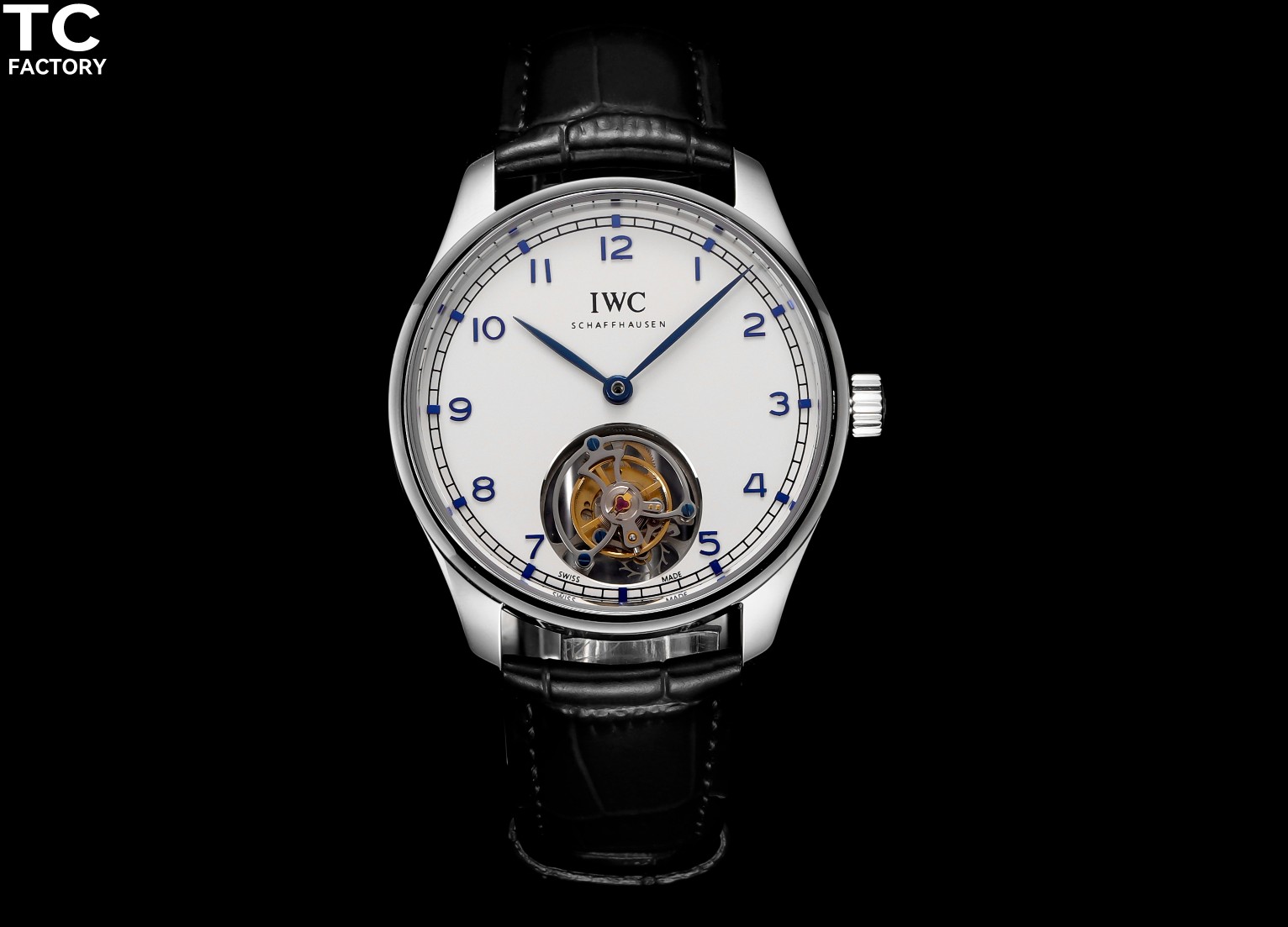 TC Factory 洲际13周年庆 万国 葡萄牙系列 真陀飞轮腕表!! IWCPORTUGIESER HAND-WOUND TOURBILLON 恒定动力手动上链 陀飞轮腕表 真正的 陀飞轮!!! 将葡萄牙系列历久弥新的现代设计与6点钟位置的飞行分钟陀飞轮融为一体 金镶贴阿拉伯数字搭配金质叶形指针,与镀银表盘和谐呼应 1⃣️独家开发81905机芯,动力储存长达72小时,还原正品三大功能 2⃣️表壳:根据原装一比一描绘设计。还原正品三件套:不管是从表壳正面与反面壳型的侧面与弧形拉丝工艺打磨均完美同步原装。直径为42mm.厚度11毫米。 3⃣️表镜:蓝宝石拱形表镜。 4⃣️表针:工厂不惜成本,从设计到开模.式样.检验多次才达到与原装一致立体表针。 5⃣️表带:采用意大利牛皮鳄鱼纹表带,手工缝线,细节到位,搭配IWC原装正品折叠表扣,扣面字体清晰,还原正品细品