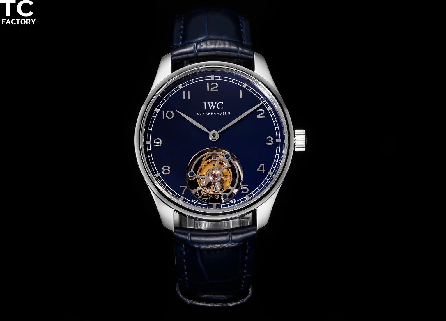 TC Factory 洲际13周年庆 万国 葡萄牙系列 真陀飞轮腕表!! IWCPORTUGIESER HAND-WOUND TOURBILLON 恒定动力手动上链 陀飞轮腕表 真正的 陀飞轮!!! 将葡萄牙系列历久弥新的现代设计与6点钟位置的飞行分钟陀飞轮融为一体 金镶贴阿拉伯数字搭配金质叶形指针,与镀银表盘和谐呼应 1⃣️独家开发81905机芯,动力储存长达72小时,还原正品三大功能 2⃣️表壳:根据原装一比一描绘设计。还原正品三件套:不管是从表壳正面与反面壳型的侧面与弧形拉丝工艺打磨均完美同步原装。直径为42mm.厚度11毫米。 3⃣️表镜:蓝宝石拱形表镜。 4⃣️表针:工厂不惜成本,从设计到开模.式样.检验多次才达到与原装一致立体表针。 5⃣️表带:采用意大利牛皮鳄鱼纹表带,手工缝线,细节到位,搭配IWC原装正品折叠表扣,扣面字体清晰,还原正品细品