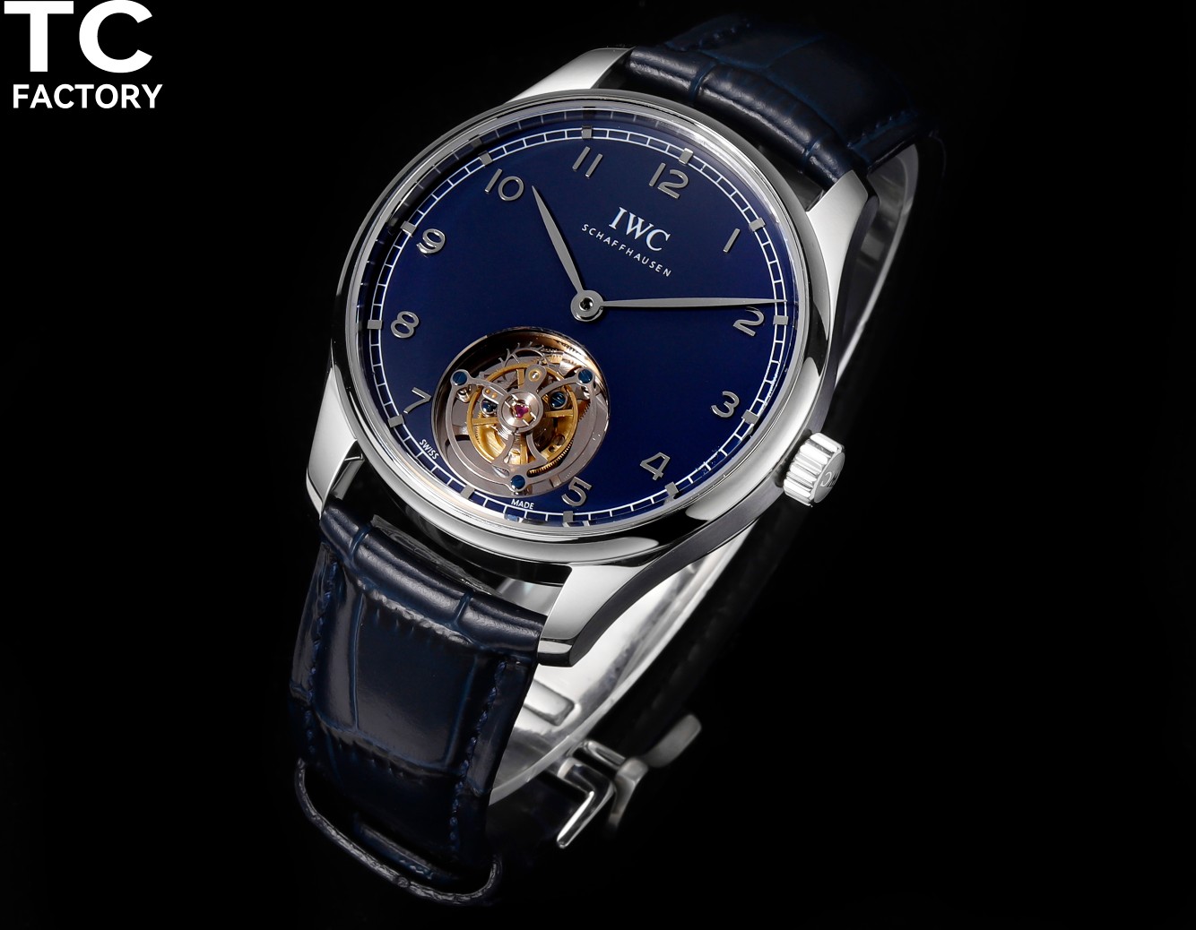 TC Factory 洲际13周年庆 万国 葡萄牙系列 真陀飞轮腕表!! IWCPORTUGIESER HAND-WOUND TOURBILLON 恒定动力手动上链 陀飞轮腕表 真正的 陀飞轮!!! 将葡萄牙系列历久弥新的现代设计与6点钟位置的飞行分钟陀飞轮融为一体 金镶贴阿拉伯数字搭配金质叶形指针,与镀银表盘和谐呼应 1⃣️独家开发81905机芯,动力储存长达72小时,还原正品三大功能 2⃣️表壳:根据原装一比一描绘设计。还原正品三件套:不管是从表壳正面与反面壳型的侧面与弧形拉丝工艺打磨均完美同步原装。直径为42mm.厚度11毫米。 3⃣️表镜:蓝宝石拱形表镜。 4⃣️表针:工厂不惜成本,从设计到开模.式样.检验多次才达到与原装一致立体表针。 5⃣️表带:采用意大利牛皮鳄鱼纹表带,手工缝线,细节到位,搭配IWC原装正品折叠表扣,扣面字体清晰,还原正品细品