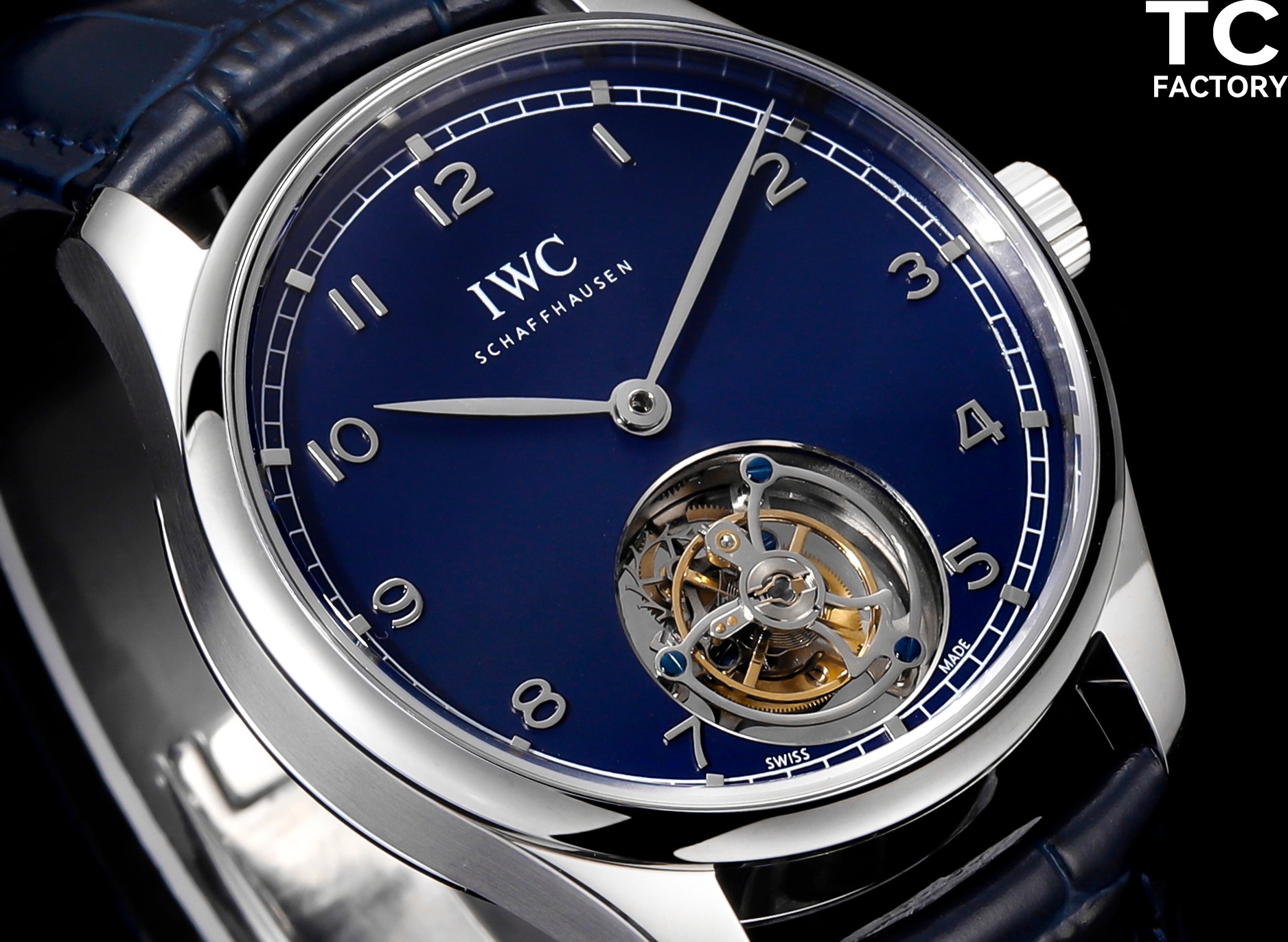 TC Factory 洲际13周年庆 万国 葡萄牙系列 真陀飞轮腕表!! IWCPORTUGIESER HAND-WOUND TOURBILLON 恒定动力手动上链 陀飞轮腕表 真正的 陀飞轮!!! 将葡萄牙系列历久弥新的现代设计与6点钟位置的飞行分钟陀飞轮融为一体 金镶贴阿拉伯数字搭配金质叶形指针,与镀银表盘和谐呼应 1⃣️独家开发81905机芯,动力储存长达72小时,还原正品三大功能 2⃣️表壳:根据原装一比一描绘设计。还原正品三件套:不管是从表壳正面与反面壳型的侧面与弧形拉丝工艺打磨均完美同步原装。直径为42mm.厚度11毫米。 3⃣️表镜:蓝宝石拱形表镜。 4⃣️表针:工厂不惜成本,从设计到开模.式样.检验多次才达到与原装一致立体表针。 5⃣️表带:采用意大利牛皮鳄鱼纹表带,手工缝线,细节到位,搭配IWC原装正品折叠表扣,扣面字体清晰,还原正品细品