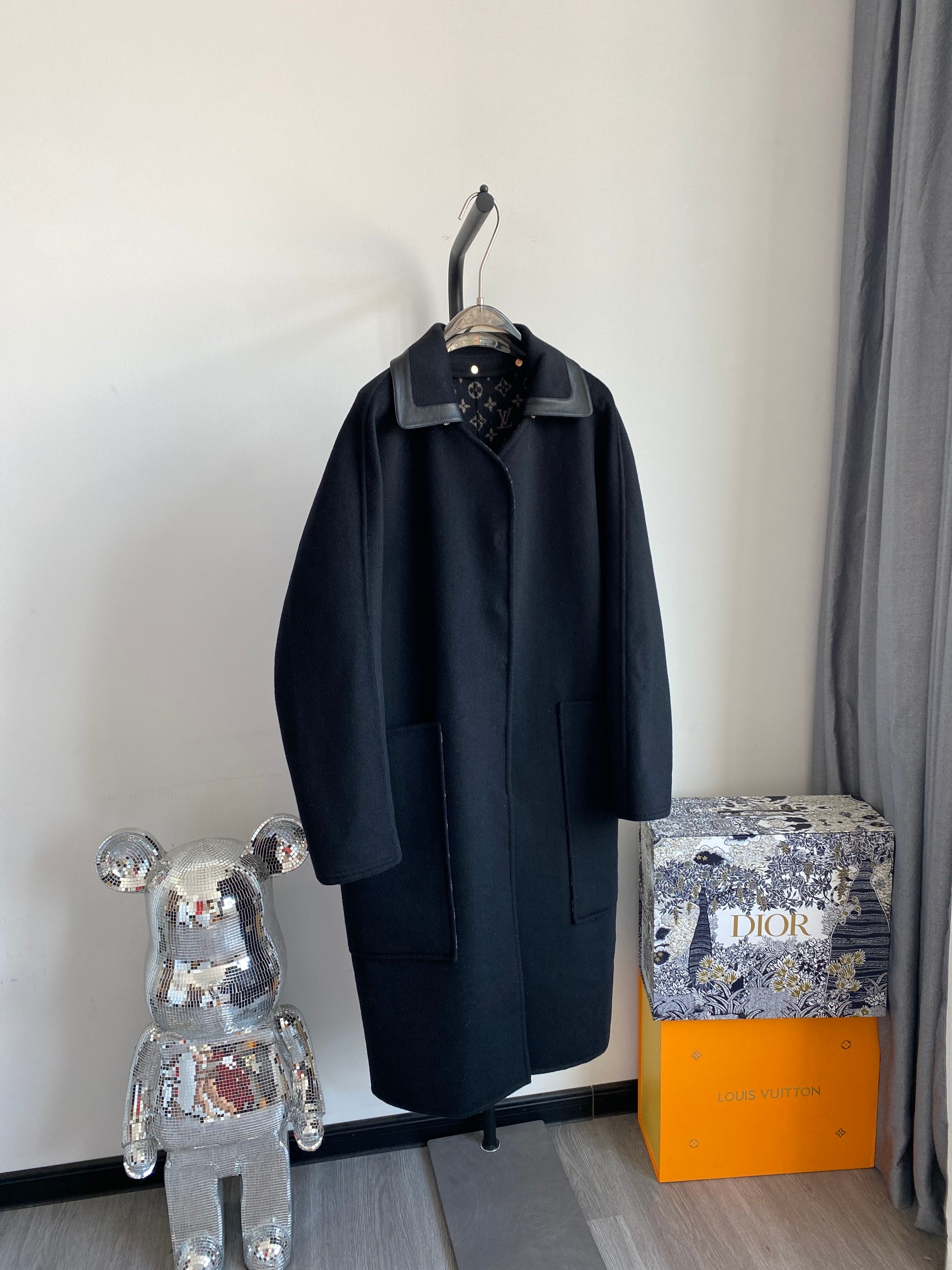 [Cashmere Coats, Furs]LV