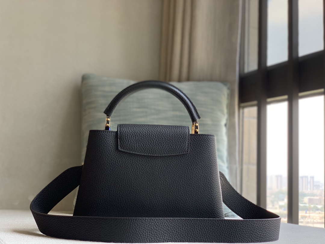 Louis Vuitton Premium boutique original purchase special offer M59434 black gold buckle Capucines BB handbag is made of full-grain cow leather to