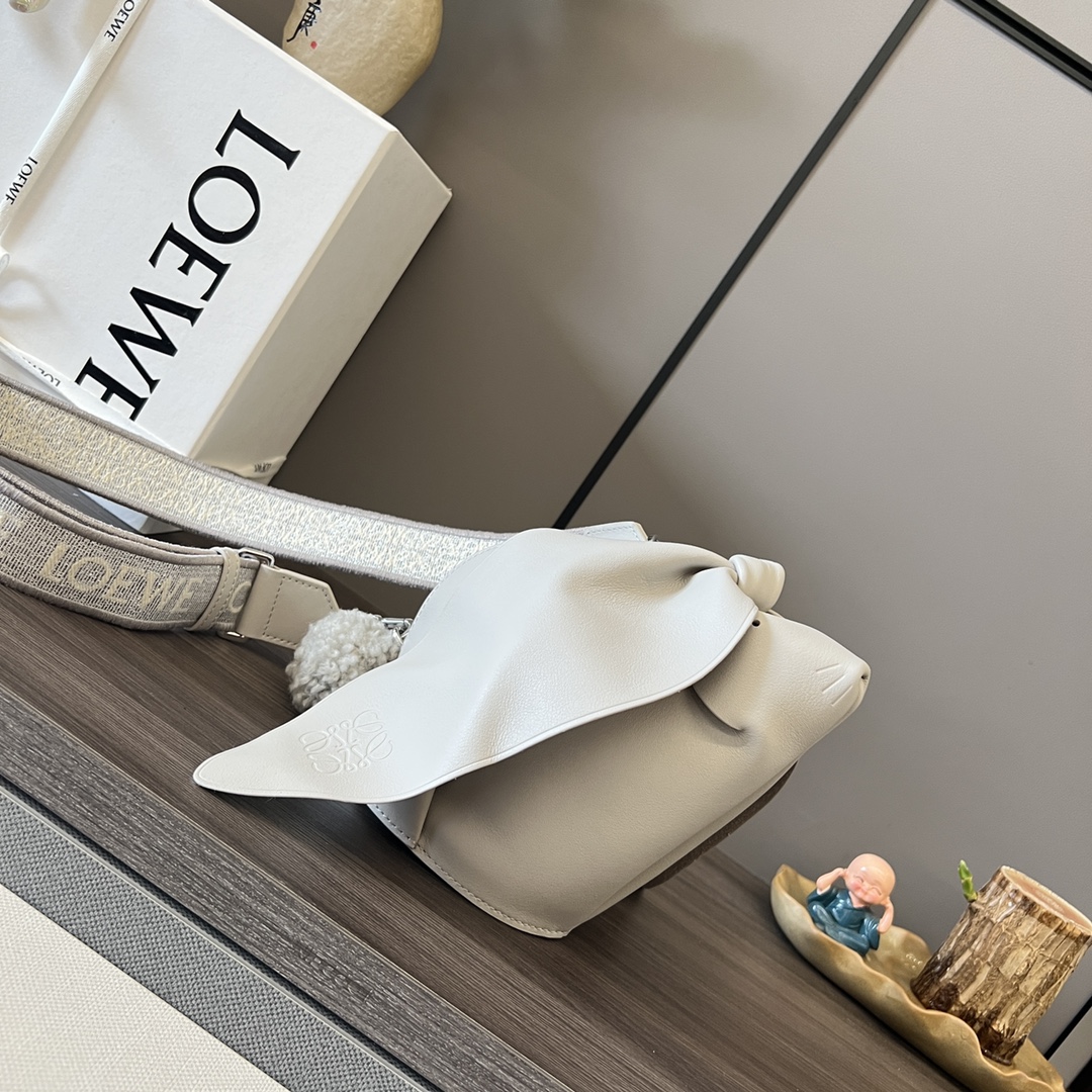 NO:191994,LOw's most popular rabbit years limited Bunny long-eared rabbit bag is made of luxurious and soft Napa calf leather feels very comfortable. Anagram embroidered shoulder straps are exquisite and age-reducing~ size: 18*16.5*9CM Model 522240 (with full packaging), bunny bag hair rabbit, cowhide19860909LOw最火兔年限定 Bunny长耳兔子包采用奢华柔软的 纳帕小牛皮手感特别舒适 Anagram刺绣压纹肩带 精致又减龄～ size:18*16.5*9CM 型号522240（配全套包装）,bunny bag毛兔,cowhide,Bag