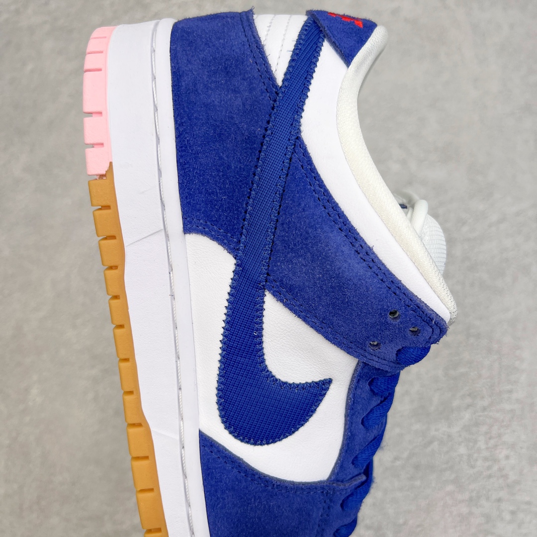 图片[6]-零售💰290 ＃G版纯原 NK SB DUNK Low 白蓝洛杉矶道奇 DO9395-400 口碑大厂出品 品控大底版型不断改良更新 全套原纸板楦头开发 确保原汁原味 完美呈现DUNK版型 一比一鞋头弧度高度鞋身弧度 此版本只针对中端市场 皮料材质有所更替 其他数据细节工艺流程均保持一致 绝不口嗨 细节品控鞋型随意对比 独家私模官方第六代原厂航空铝磨具打磨大底 鞋头坡度极致还原 无解鞋型 原盒原配 圈内天花板工艺 原厂玻璃冲刀 超高清洁度 全鞋零毛边皮料切割 原厂中底布点胶 中底布拉帮走线遵循公司 SIZE：35.5 36 36.5 37.5 38 38.5 39 40 40.5 41 42 42.5 43 44 44.5 45 46 47.5 编码：by2936090-运动鞋