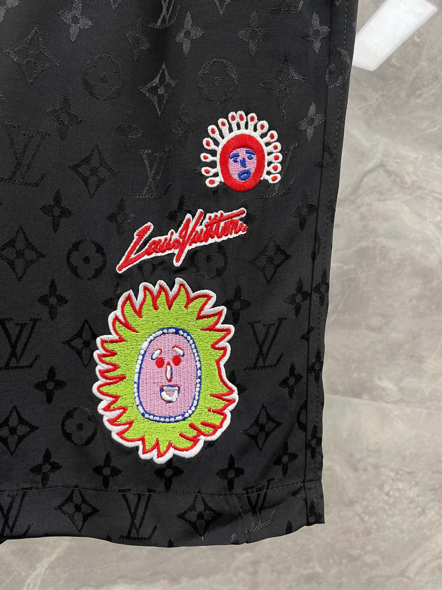 23SS新款路易 x 草间弥生合作系列推出此款轻薄抽绳短裤,全幅 Monogram 提花织纹浸染鲜明色彩,路易威登标识点缀左侧 6