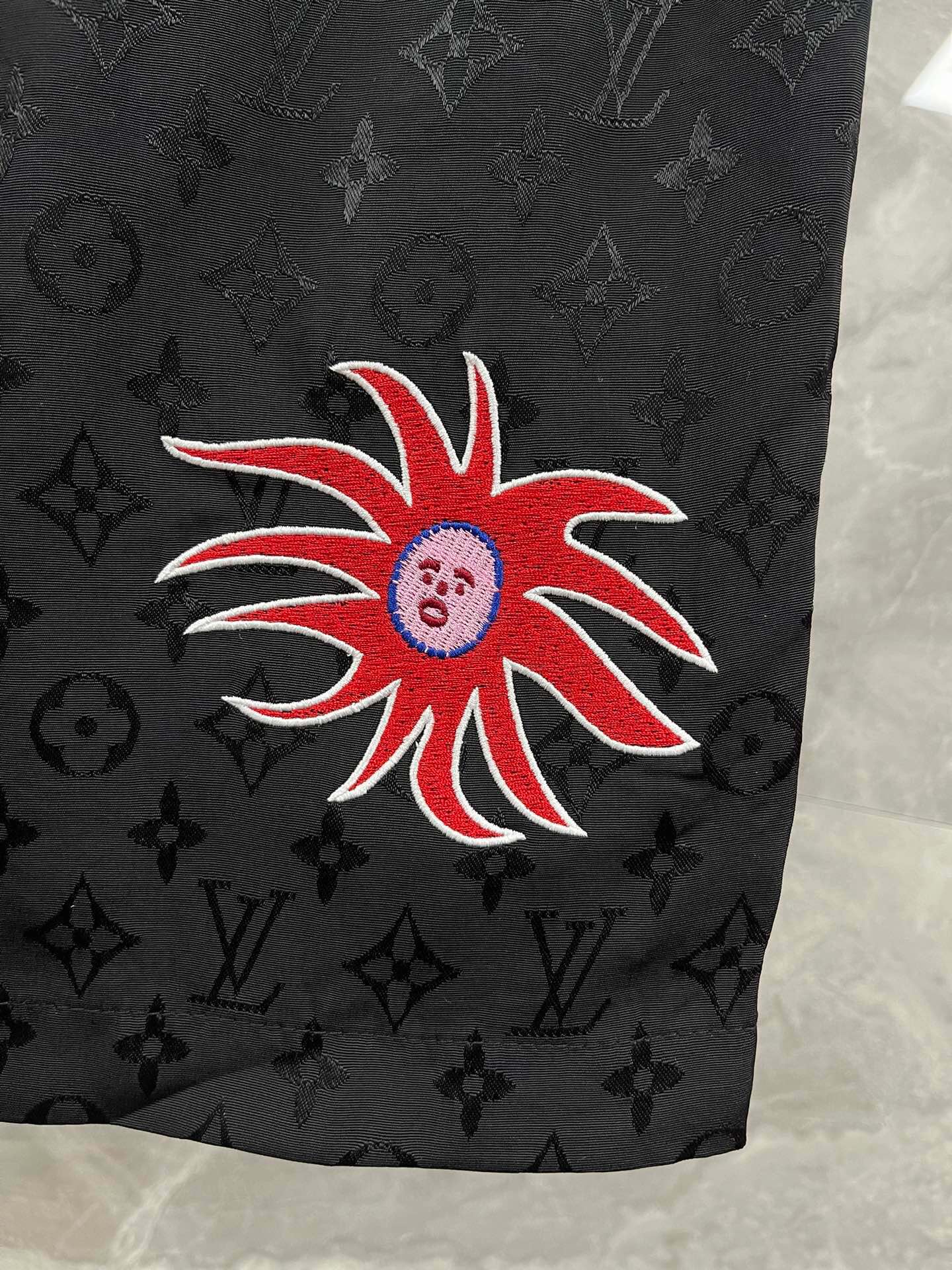 23SS新款路易 x 草间弥生合作系列推出此款轻薄抽绳短裤,全幅 Monogram 提花织纹浸染鲜明色彩,路易威登标识点缀左侧 9