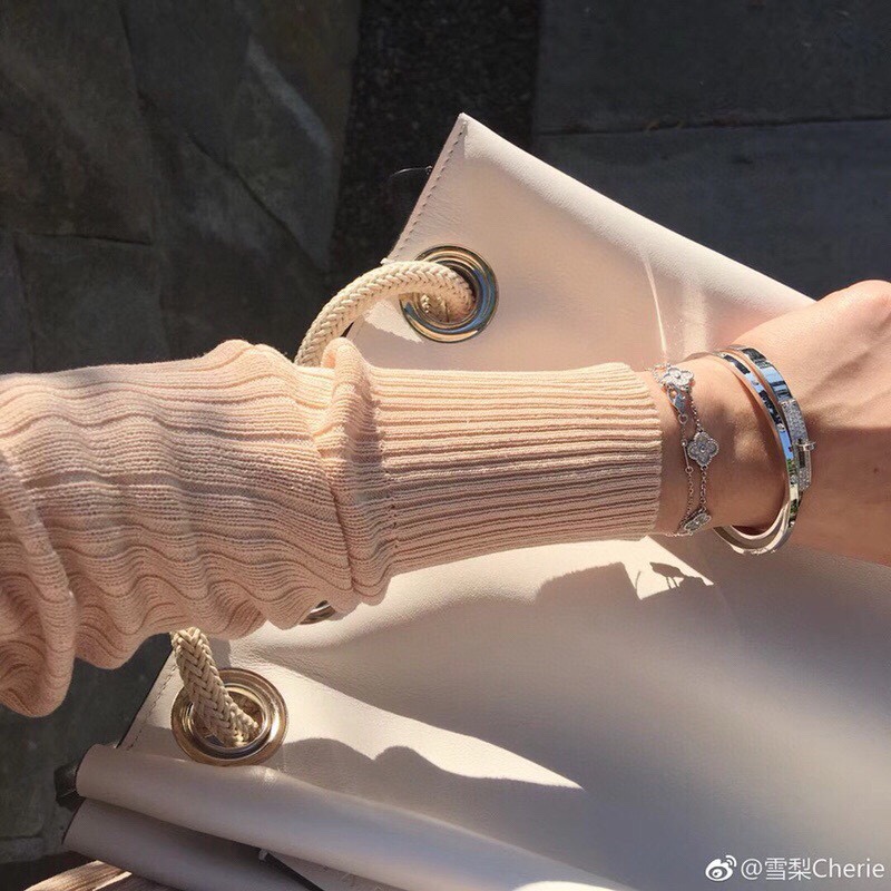 NO:720389,When it comes to beautiful bracelets, V@n Cleef& Arels is definitely on the list!  Van Cleef & Arpels Sweet Alhambra six-flower bracelet is filled with dazzling flowers and secret fragrance!  Elegant and refined, the incarnation of aesthetic elegance. It blooms quietly on the wrist, bringing purity and perfection. The original latest buckle 88260,,stuart weitzman,bracelet,Cardia high-end jewelry19860909说到好看的手链,V@n Cleef& Arels绝对榜上有名！梵 克 雅宝 Sweet Alhambra六花手链 朵朵璀璨生姿花朵,暗吐芬芳！清丽脱俗,唯美的优雅化身.于腕间悄然绽放,带来纯净与完满 原 版最新卡扣 88260,,stuart weitzman,bracelet,卡迪亚高端饰品,Jewelry