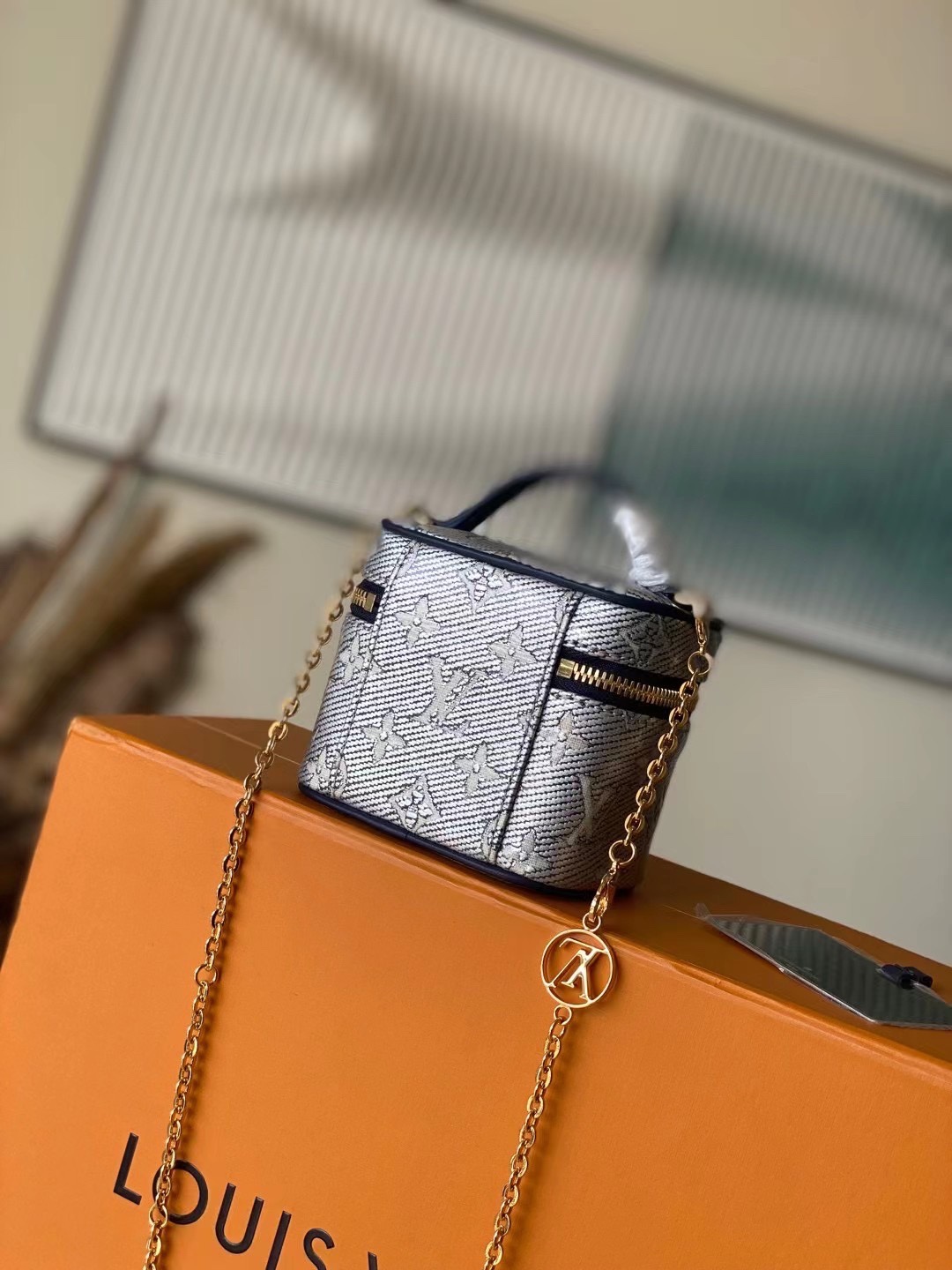 M82467 蓝色 本款 Micro Vanity 手袋选用 Monoglam 提花帆布,以涂层工艺为玲珑构型笼罩金属光泽 3