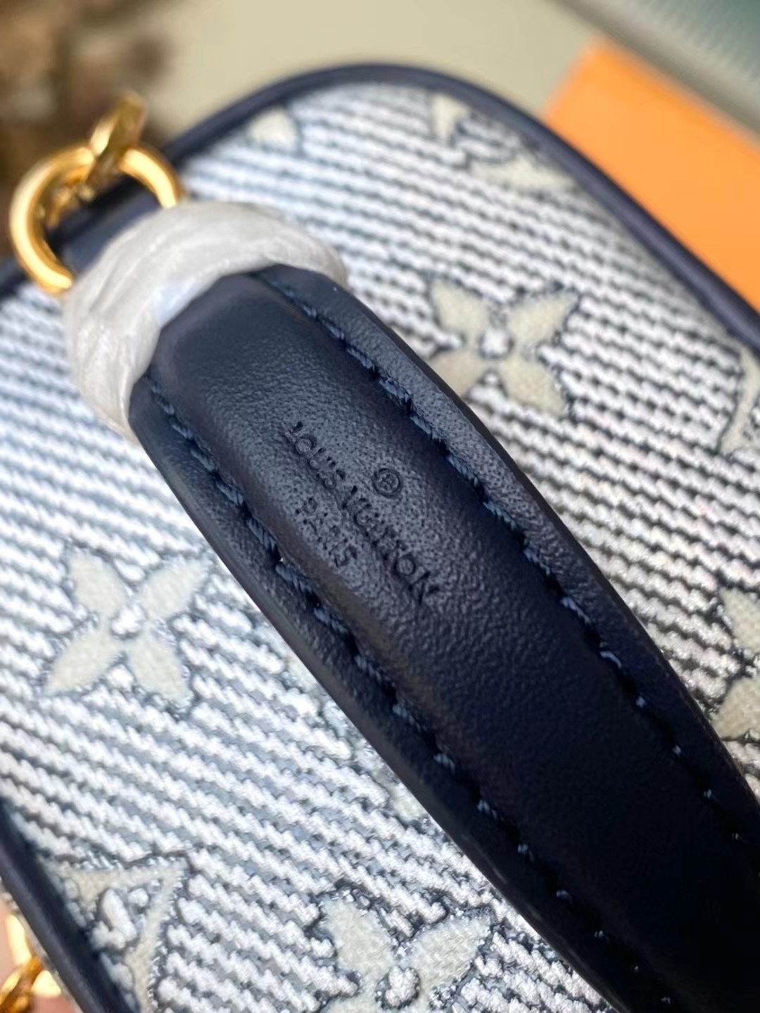 M82467 蓝色 本款 Micro Vanity 手袋选用 Monoglam 提花帆布,以涂层工艺为玲珑构型笼罩金属光泽 6