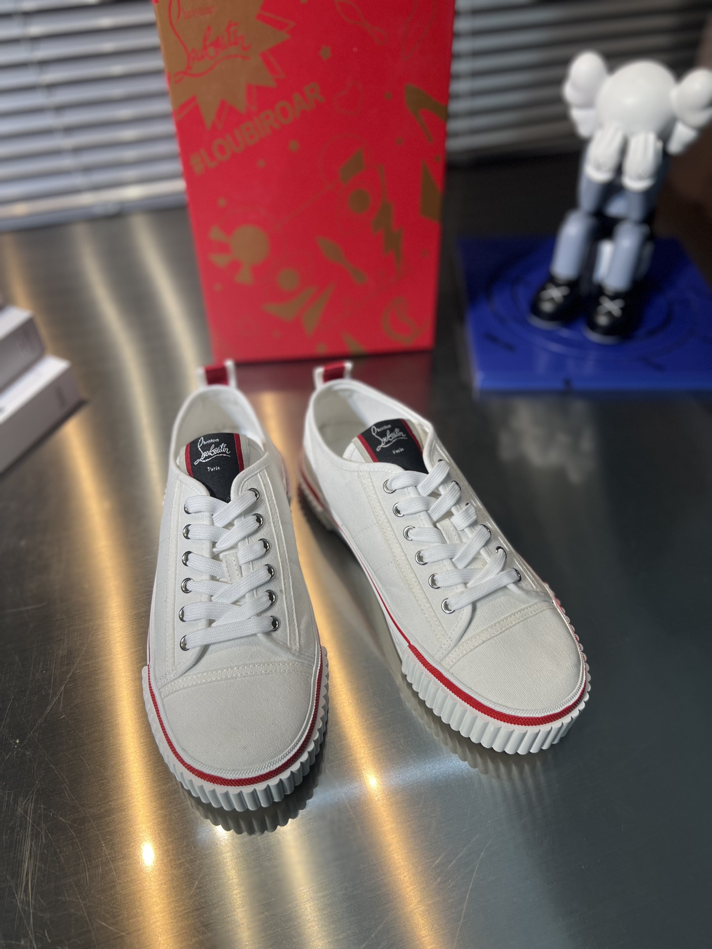 Da China
 Christian Louboutin Sapatos Tênis Vermelho Canvas Borracha Colecção de Verão Calças moletom