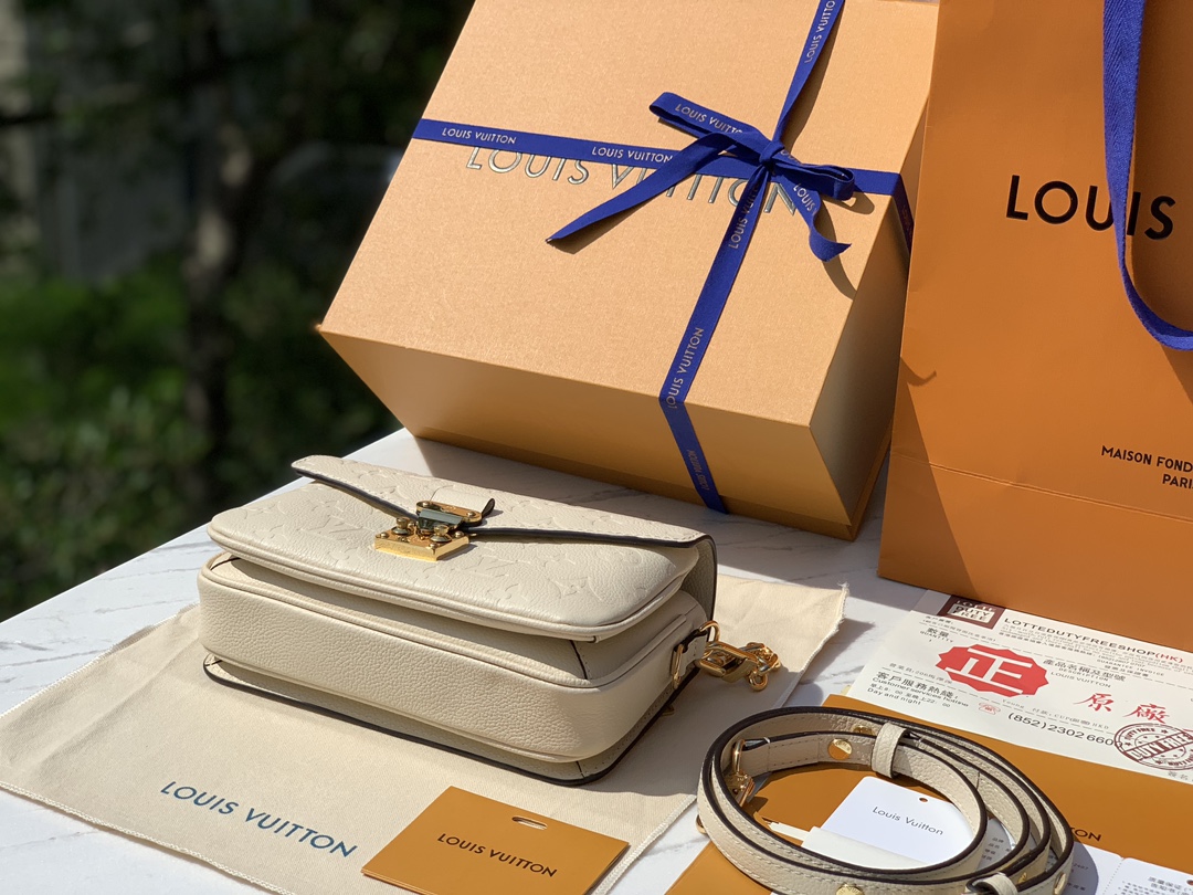 非市场普通货 进口皮料半钢五金尺寸21.5×13.5×6cmLv最新款全皮压花小号邮差包，奶白色，终于出