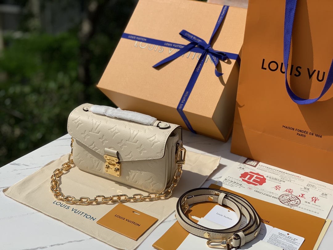 非市场普通货 进口皮料半钢五金尺寸21.5×13.5×6cmLv最新款全皮压花小号邮差包，奶白色，终于出