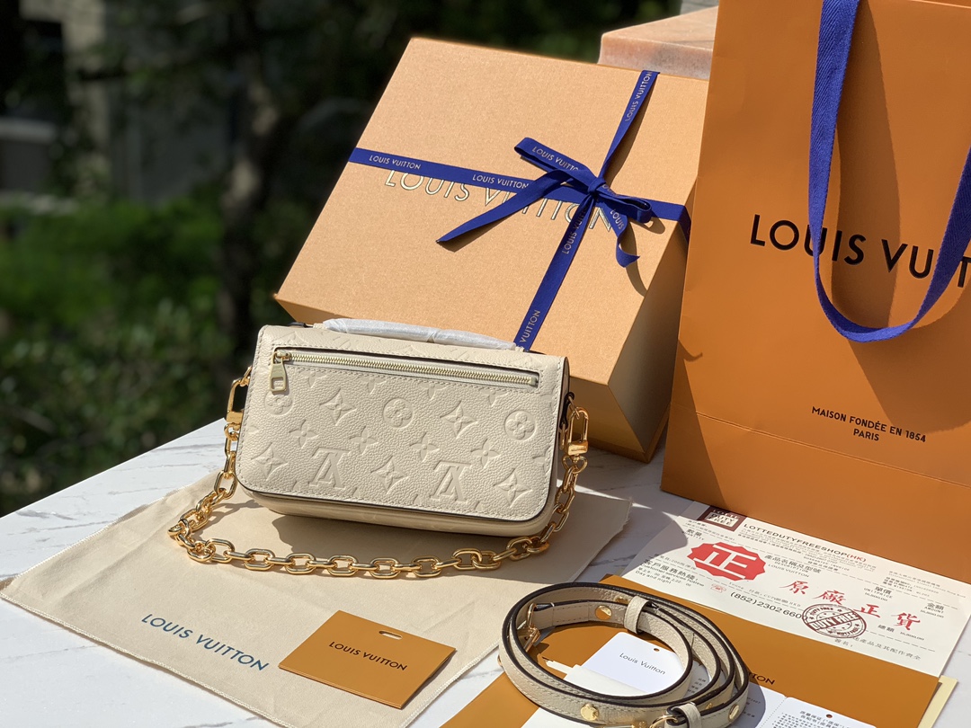 非市场普通货 进口皮料半钢五金尺寸21.5×13.5×6cmLv最新款全皮压花小号邮差包，奶白色，终于出