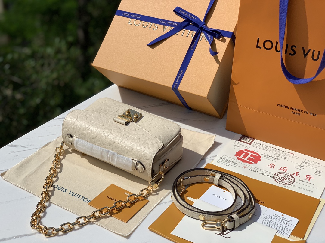 非市场普通货 进口皮料半钢五金尺寸21.5×13.5×6cmLv最新款全皮压花小号邮差包，奶白色，终于出