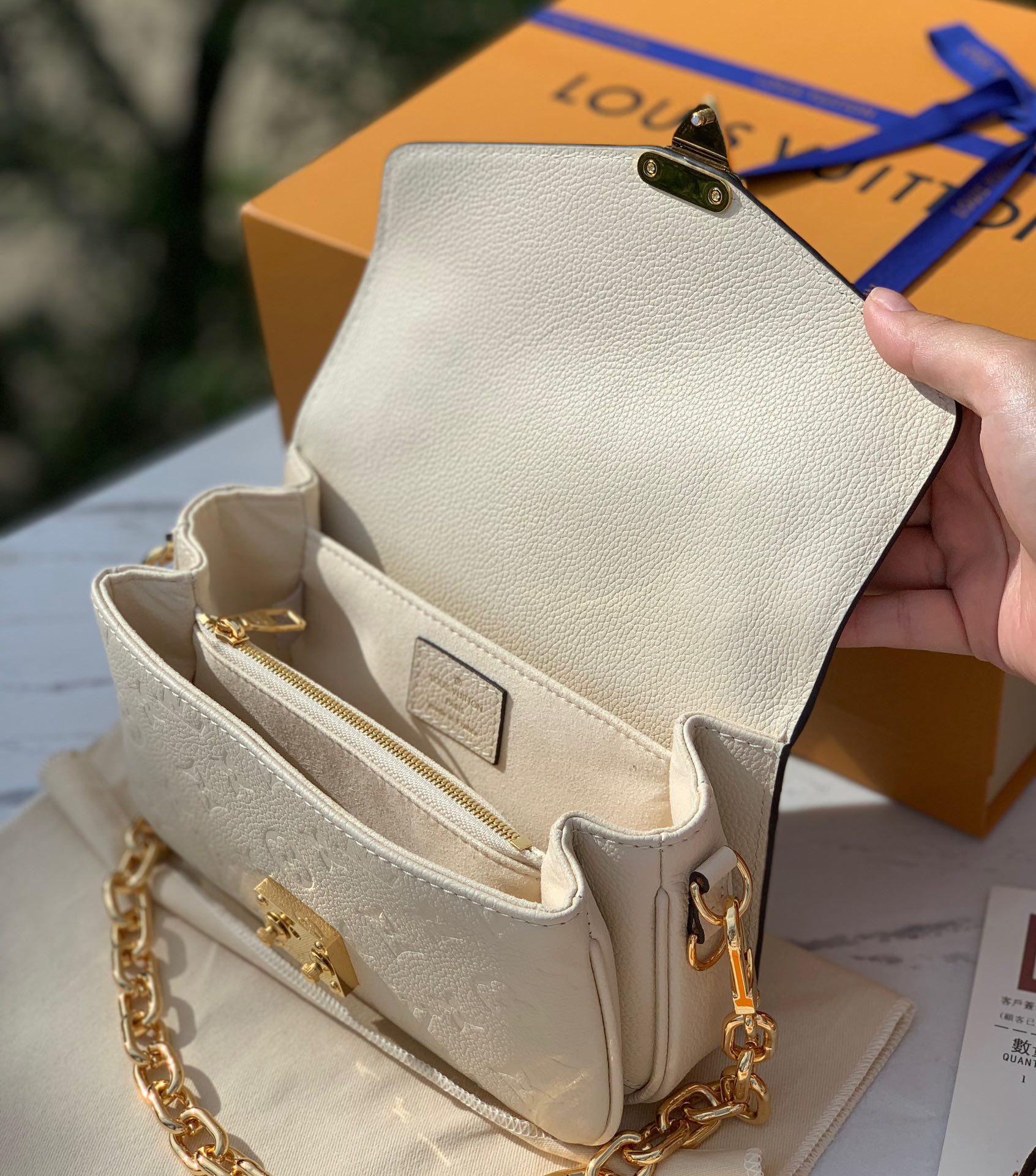 非市场普通货 进口皮料半钢五金尺寸21.5×13.5×6cmLv最新款全皮压花小号邮差包，奶白色，终于出